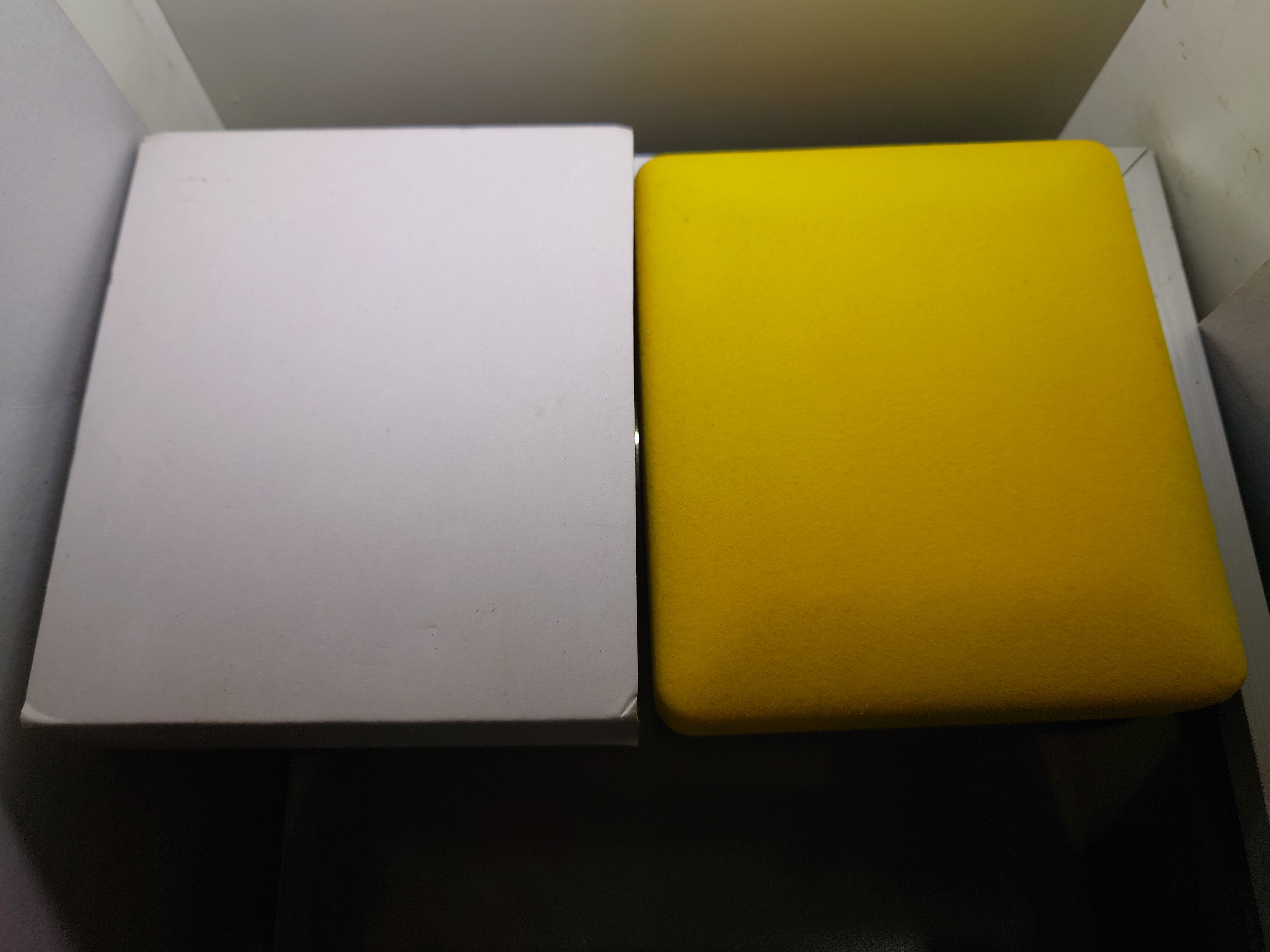 พระแก้วมรกต หลังพระนามาภิไธย ส.ก.รุ่นเฉลิมพระเกียรติ 60 พรรษา มหาราชินี (เนื้อเงิน-นวะ) พุทธาภิเษก ณ วัดบวรนิเวศวิหาร พ.ศ.2537 พร้อมกล่องเดิม