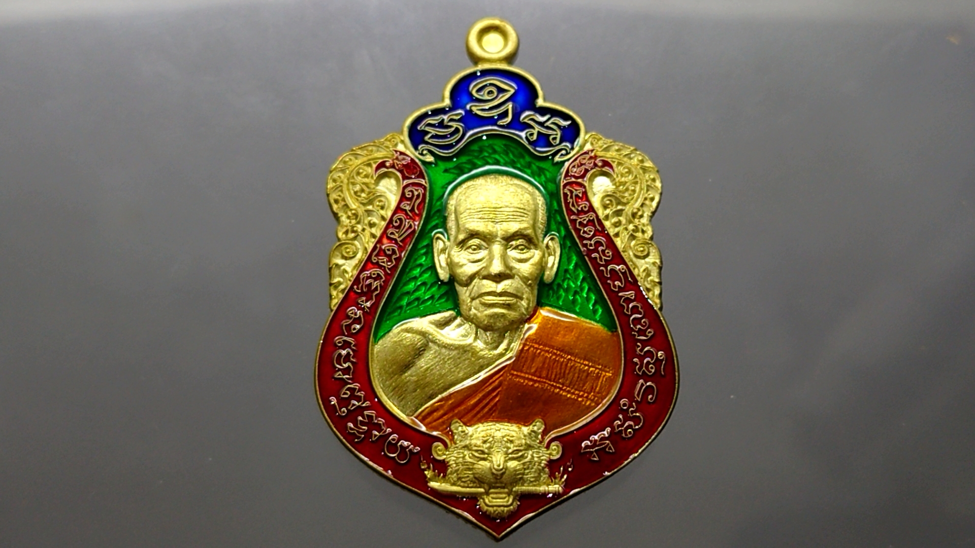 เสือคาบดาบรุ่น 4 เนื้อทองทิพย์ลงยาราชาวดีพื้นเขียว ขอบแดง บนน้ำเงิน (พิมพ์เสือ2) หลวงพ่อพัฒน์ วัดห้วยด้วน โคท 100
