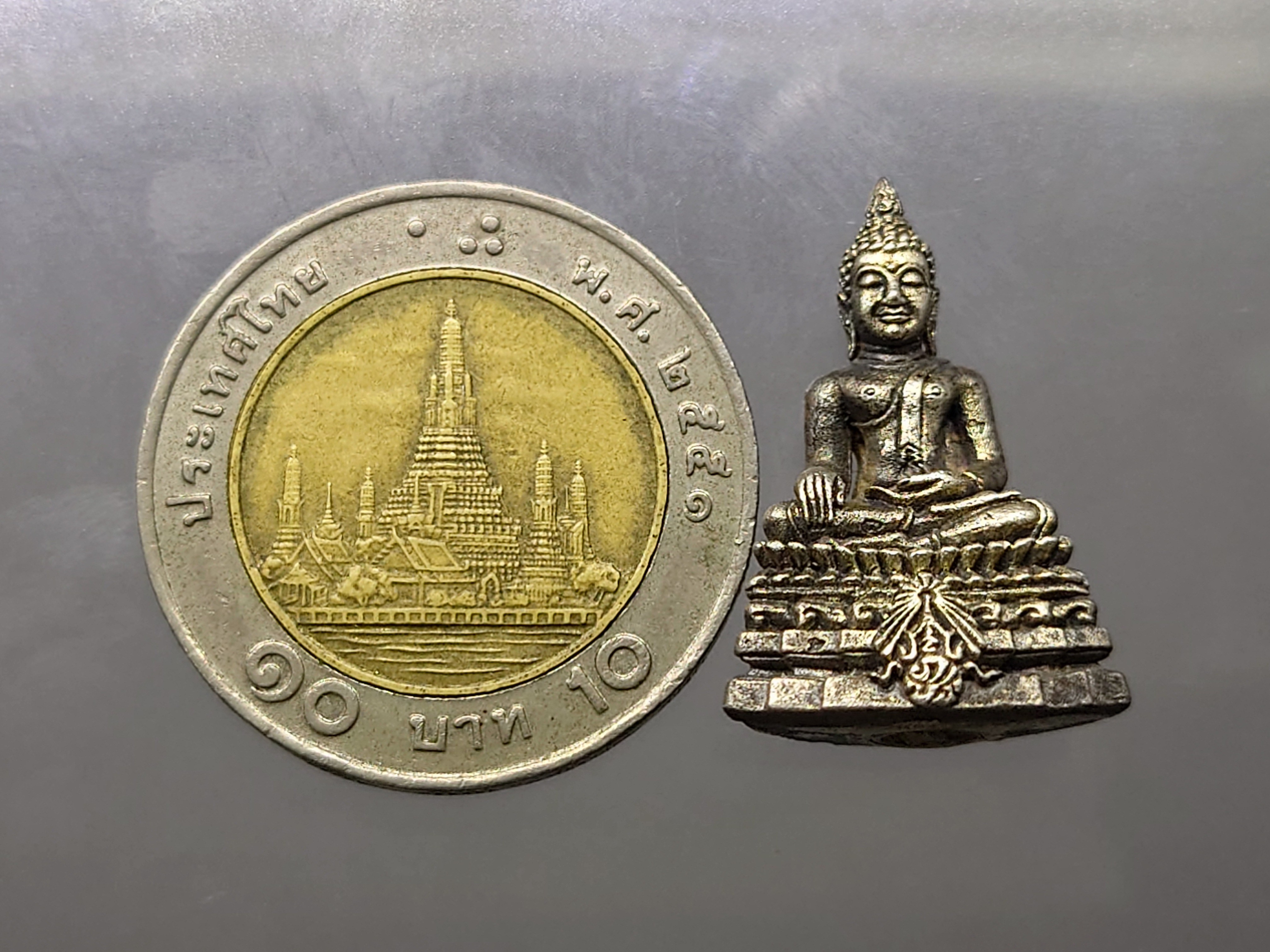 พระกริ่งพระพุทธชินสีห์ ภปร ทันโตเสฏโฐ เนื้อเงิน ใต้ฐานเจาะใส่ผงพระทนต์ในหลวง(ฟัน)และผงจิตรลดา พ.ศ.2533 พร้อมกล่องเดิม