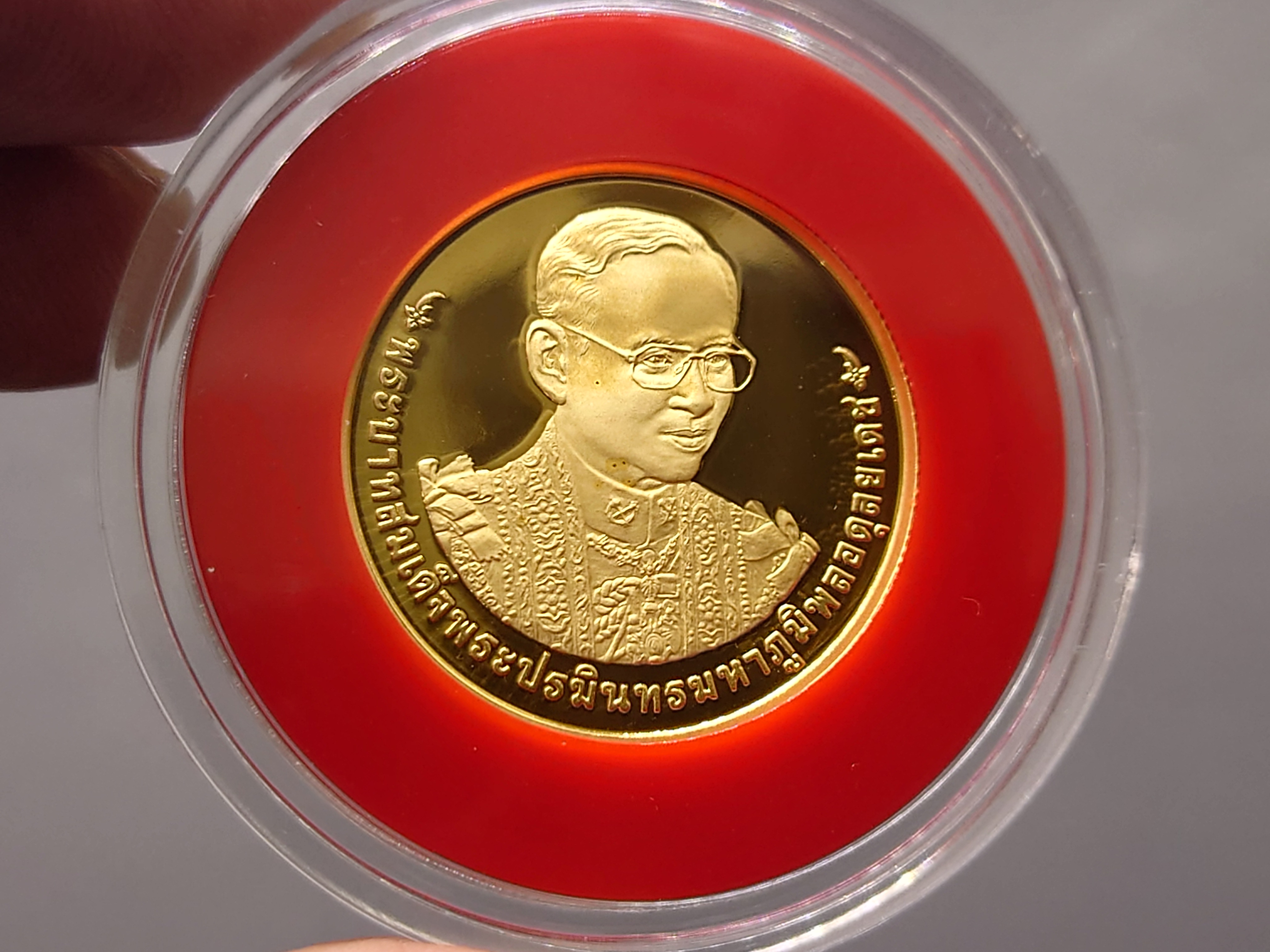 เหรียญทองคำขัดเงา ชนิดราคาหน้าเหรียญ 16000 บาท(ทอง 96.5% หนัก 1 บาท)ที่ระลึกครองราชครบ 70 ปี พ.ศ.2559 อุปกรณ์ครบ