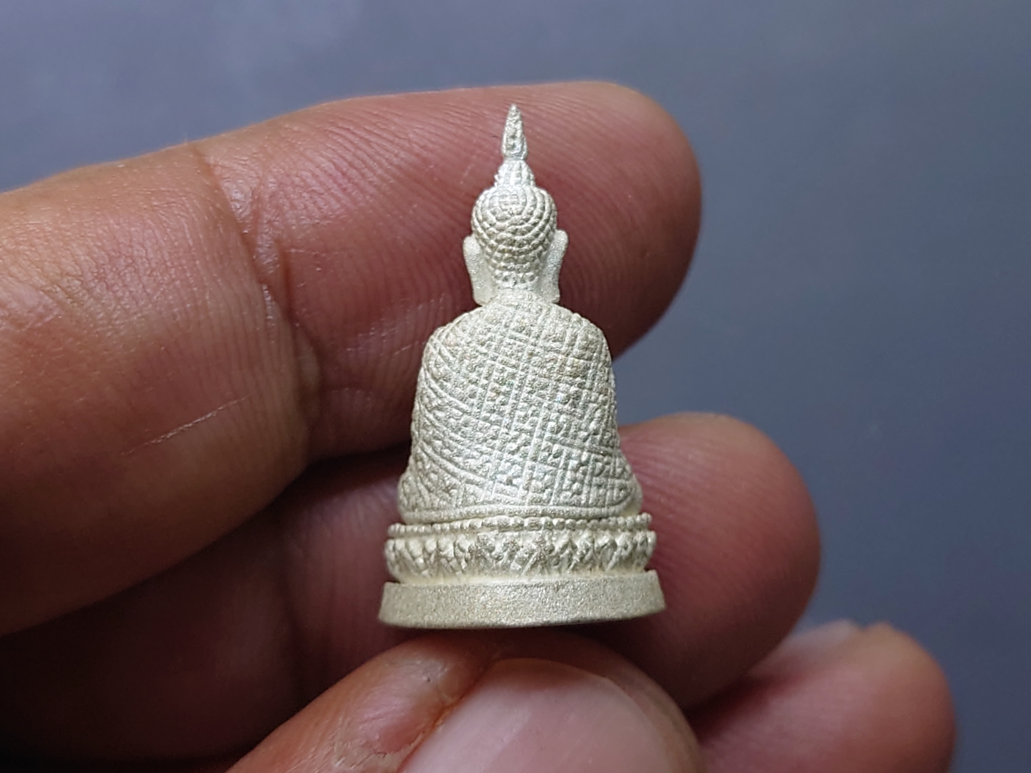 พระแก้วมรกต สธ.ทรงฤดูหนาว ลอยองค์ เนื้อเงินพ่นทราย สมเด็จพระเทพฯจัดสร้าง วัดบวรนิเวศวิหาร ปี 2538 พร้อมกล่องเดิม รับประกันแท้