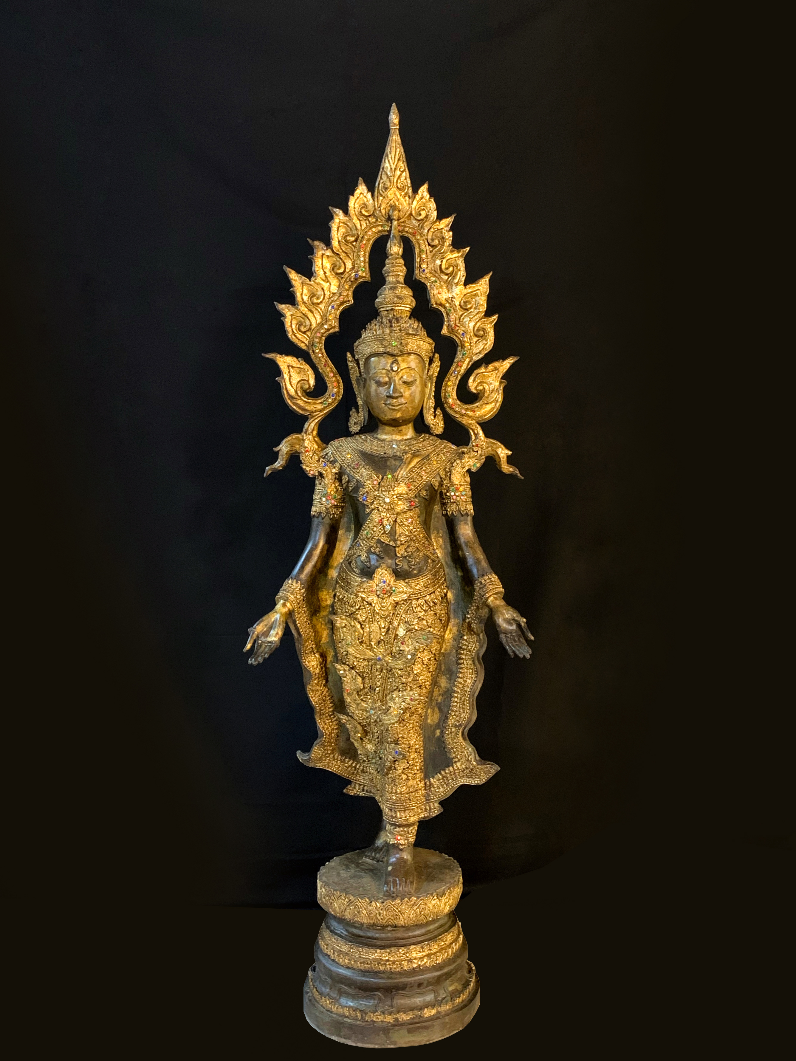 พระพุทธรูปทรงเครื่องกษัตริย์ สูง 2 เมตร ติดพลอยกระจก