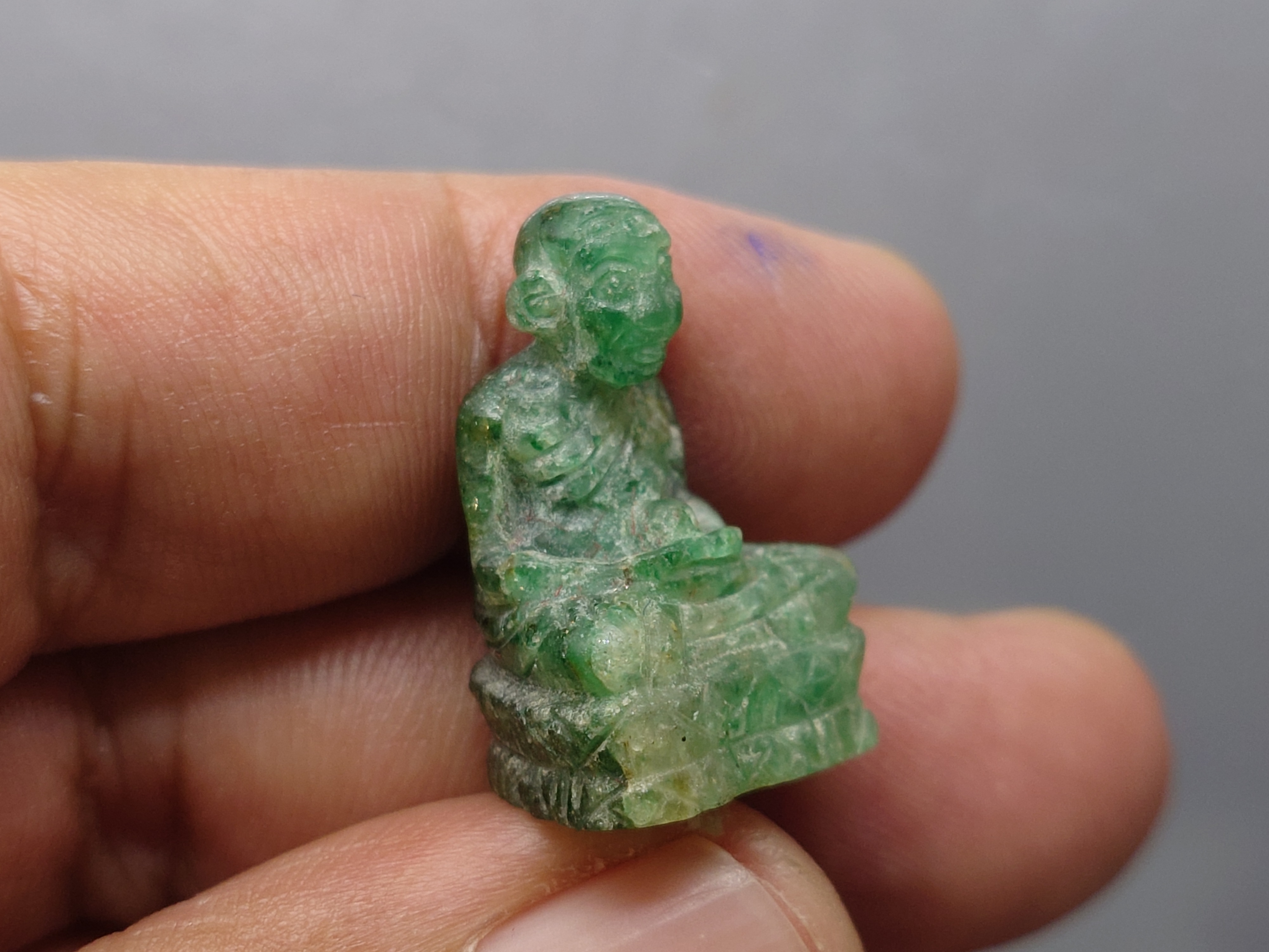 หลวงปู่ทวดหยก เนื้อหยก ลอยองค์ ฐานฝังหมุดทองคำแท้ พิมพ์ใหญ่ ขนาดสูง 2.5 เซน วัดพะโคะ สมาคมชาวเพชรบุรีสร้าง ปี2543 พร้อมกล่องเดิม