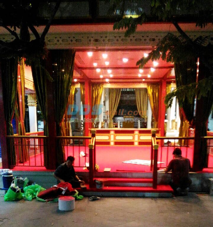 ตัวอย่างผลงานปูพรมทอ สีแดง ภายในวัดมกุฏกษัตริยารามราชวรวิหาร