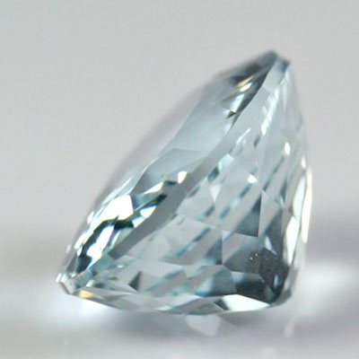อความารีน (Aquamarine) 2.10 กะรัต สีฟ้าอ่อนน้ำทะเล รูปไข่