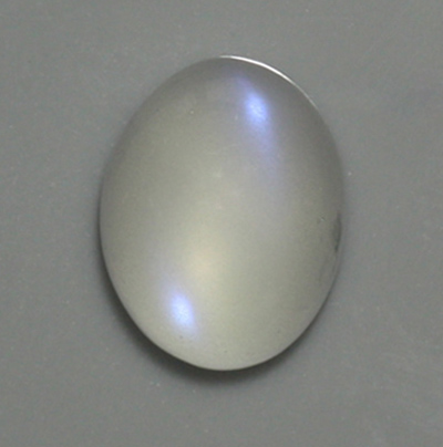 มูนสโตนหรือมุกดาหารเหลือบฟ้า (Blue sheen Moonstone) 2.66 กะรัต เหลือบฟ้าชัด รูปไข่