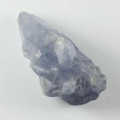 **ขายแล้ว**ผลึกไพลิน (Blue Sapphire Crystal) 19.51 กะรัต ผลึกรูปร่างแปลก สีน้ำเงินหวาน