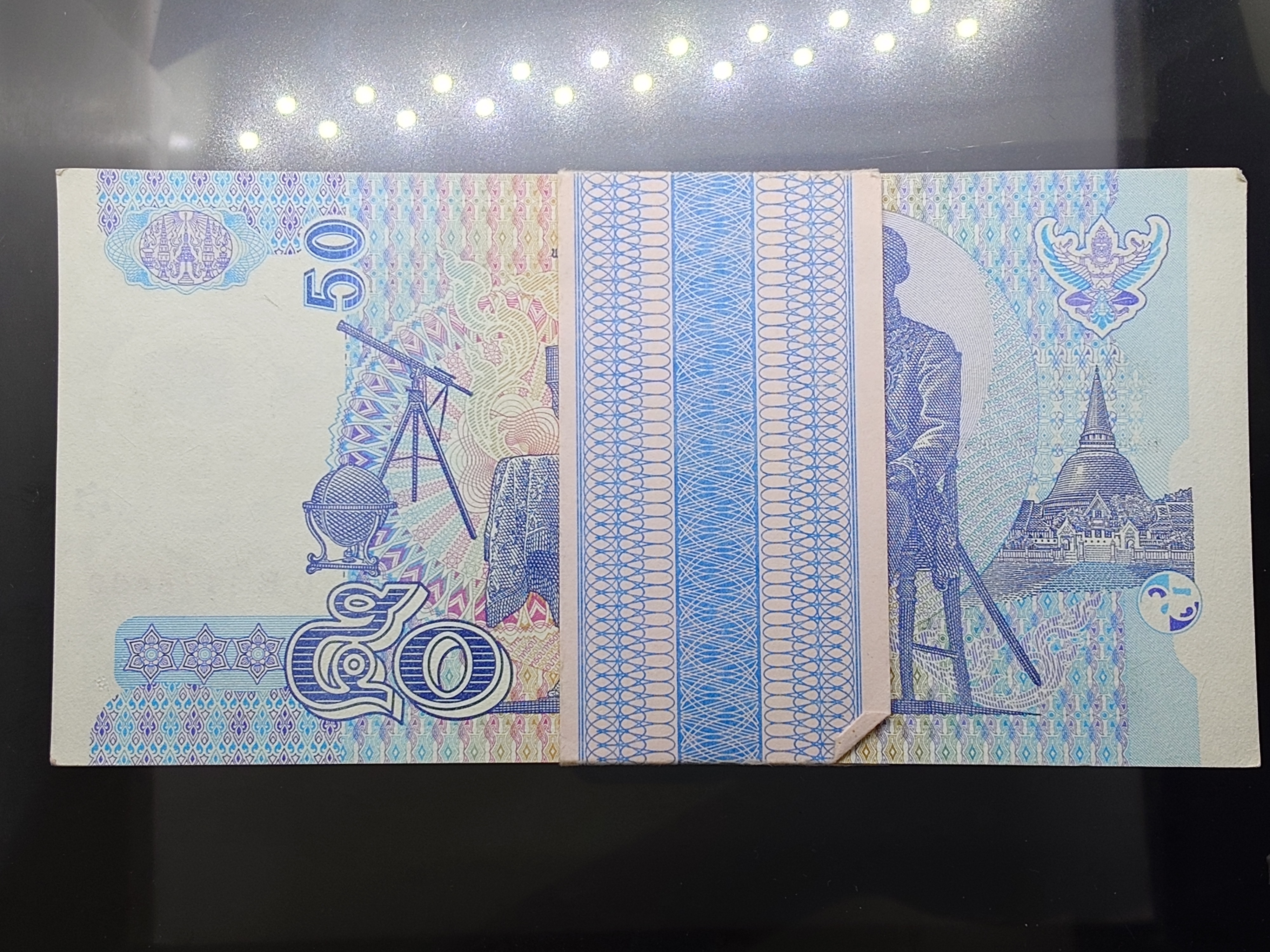 ธนบัตร 50 บาท (ยกแหนบ 100 ใบ เลขไม่เรียง) แบบ15 รุ่น2 (กระดาษ) พ.ศ.2547 ไม่ผ่านใช้