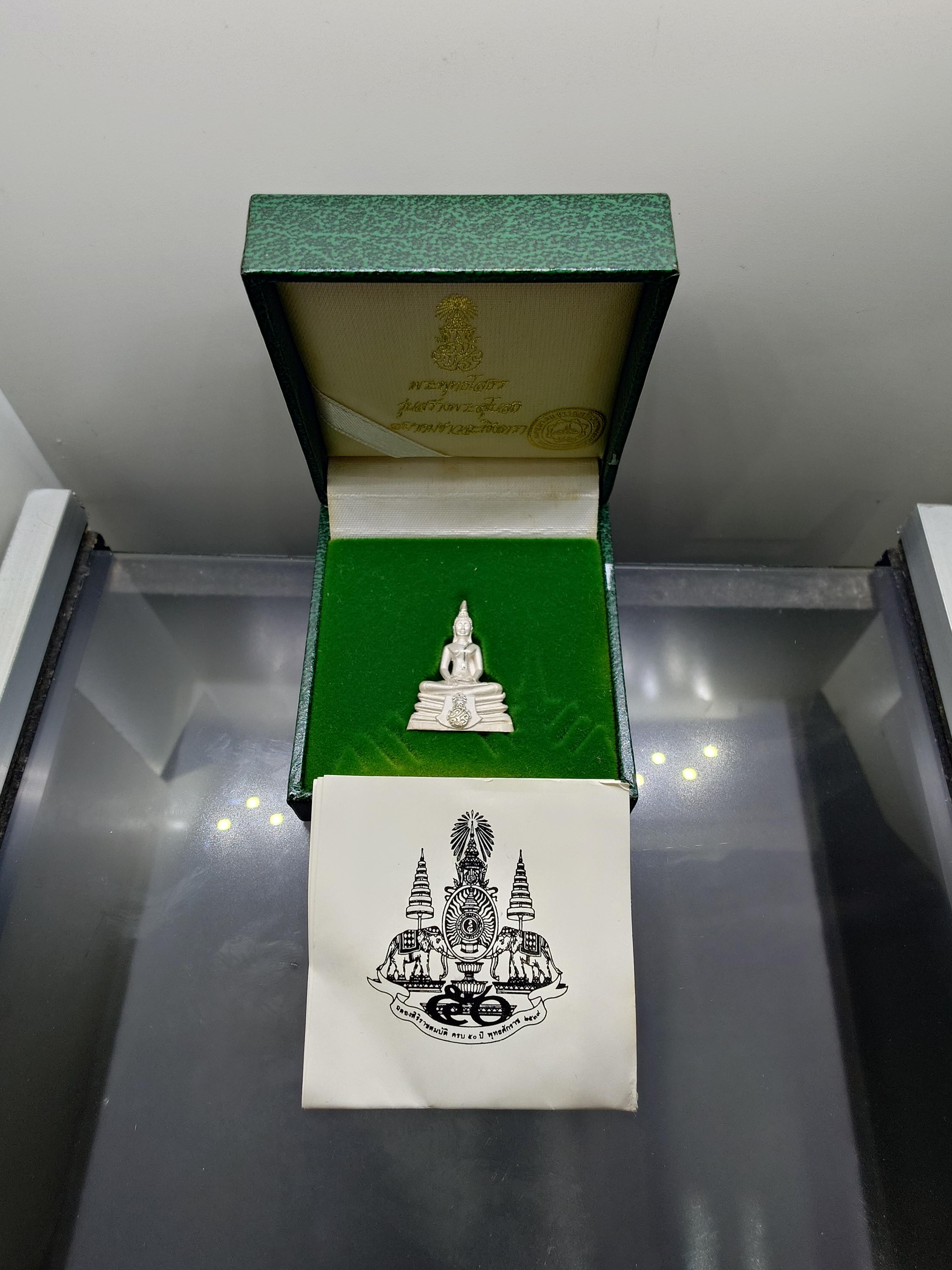พระพุทธโสธร เนื้อเงิน รุ่นสร้างพระอุโบสถ ขนาดสูง 3 เซน ปี 2539 พร้อมกล่องเดิม ใบเซอร์