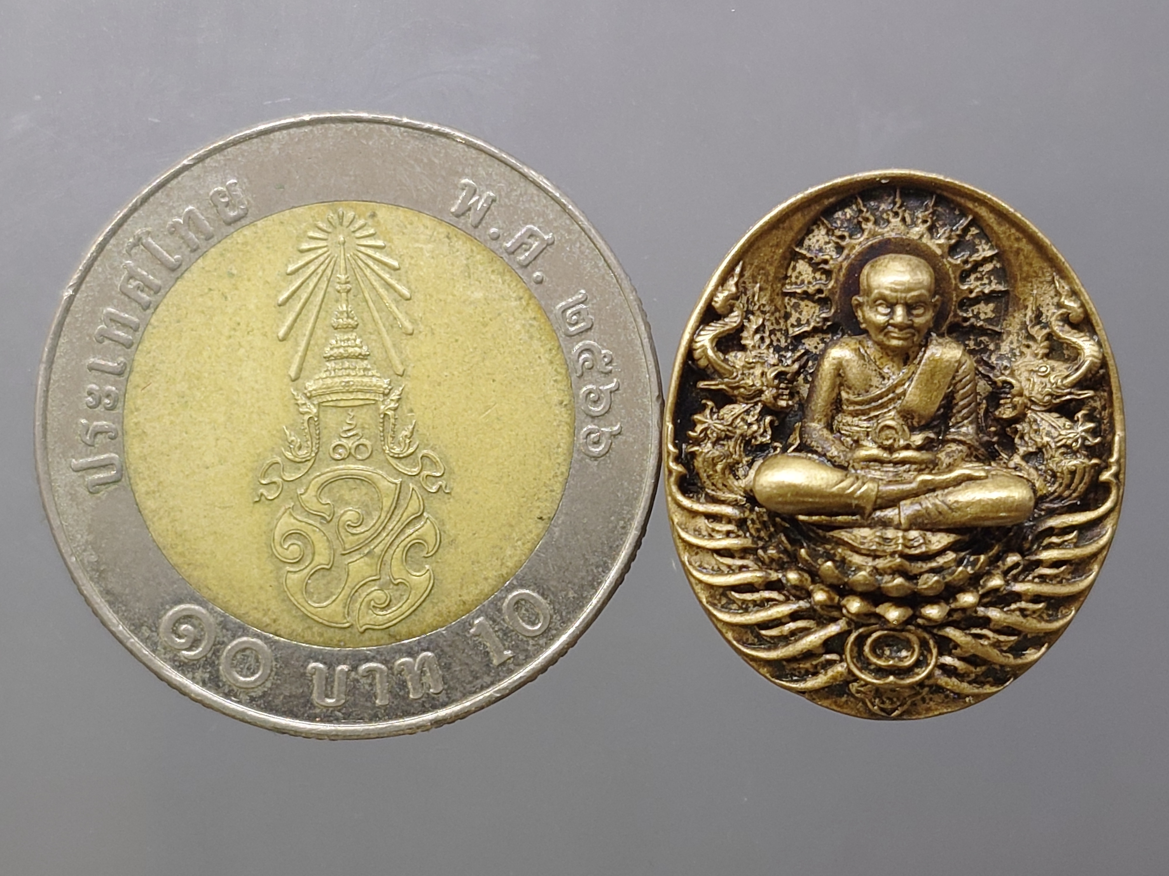 เหรียญหลวงปู่ทวด รุ่นอภิเมตรา มหาโพธิสัตว์ พิมพ์จิ๋ว เนื้อทองระฆัง ควบคุมออกแบบโดย อ.เฉลิมชัย โคท ๒๐๔๖ พ.ศ.2558 พร้อมกล่องเดิม