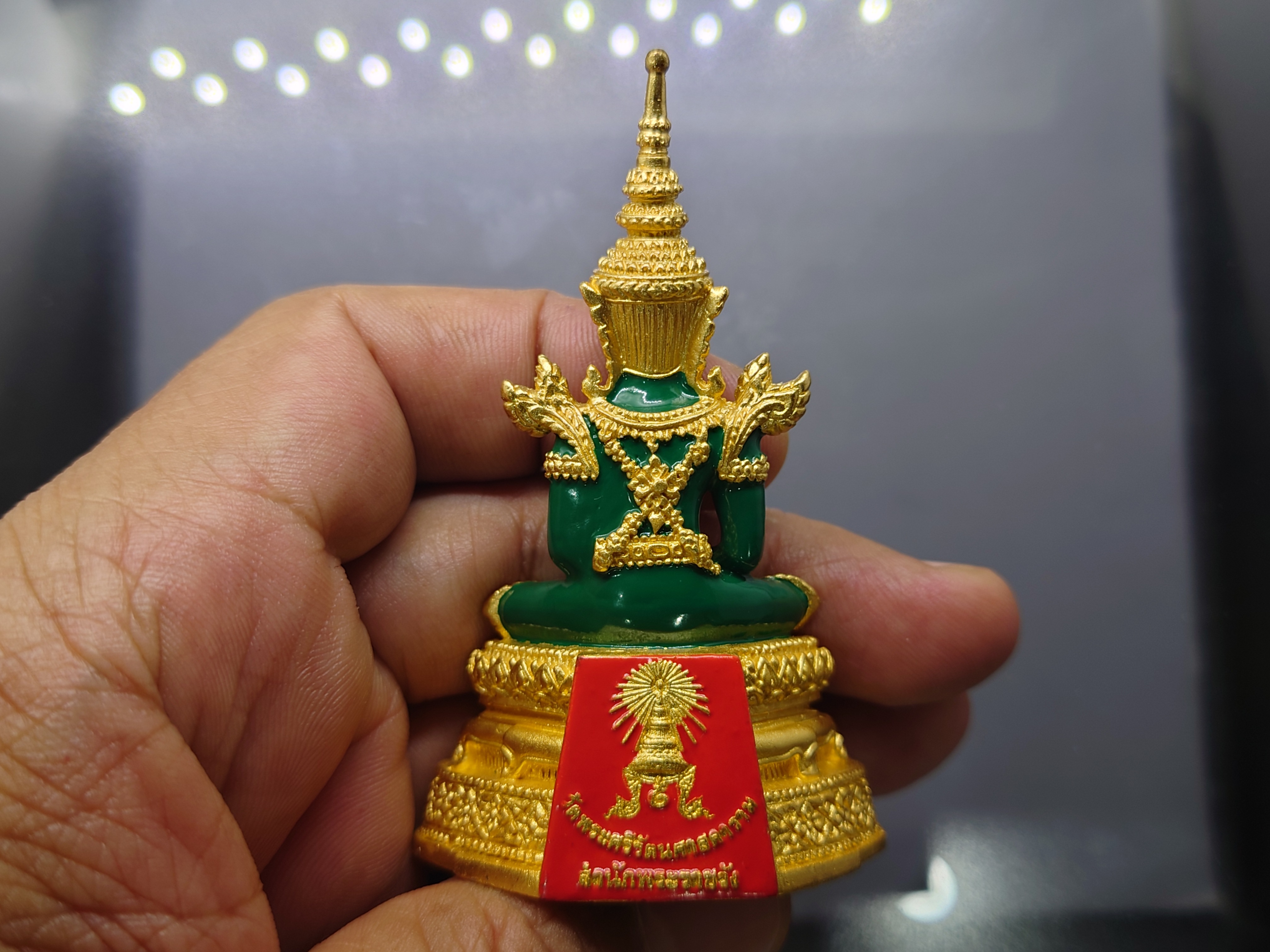 พระแก้วมรกต ทรงฤดูร้อน (ขนาดสูง 7.7 เซน) เนื้อโลหะเคลือบสีเขียว เครื่องทรงชุบทอง สำนักพระราชวัง สร้าง พุทธาภิเษก ณ วัดพระศรีรัตนศาสดาราม พ.ศ.2547 ซีลเดิม รับประกันแท้