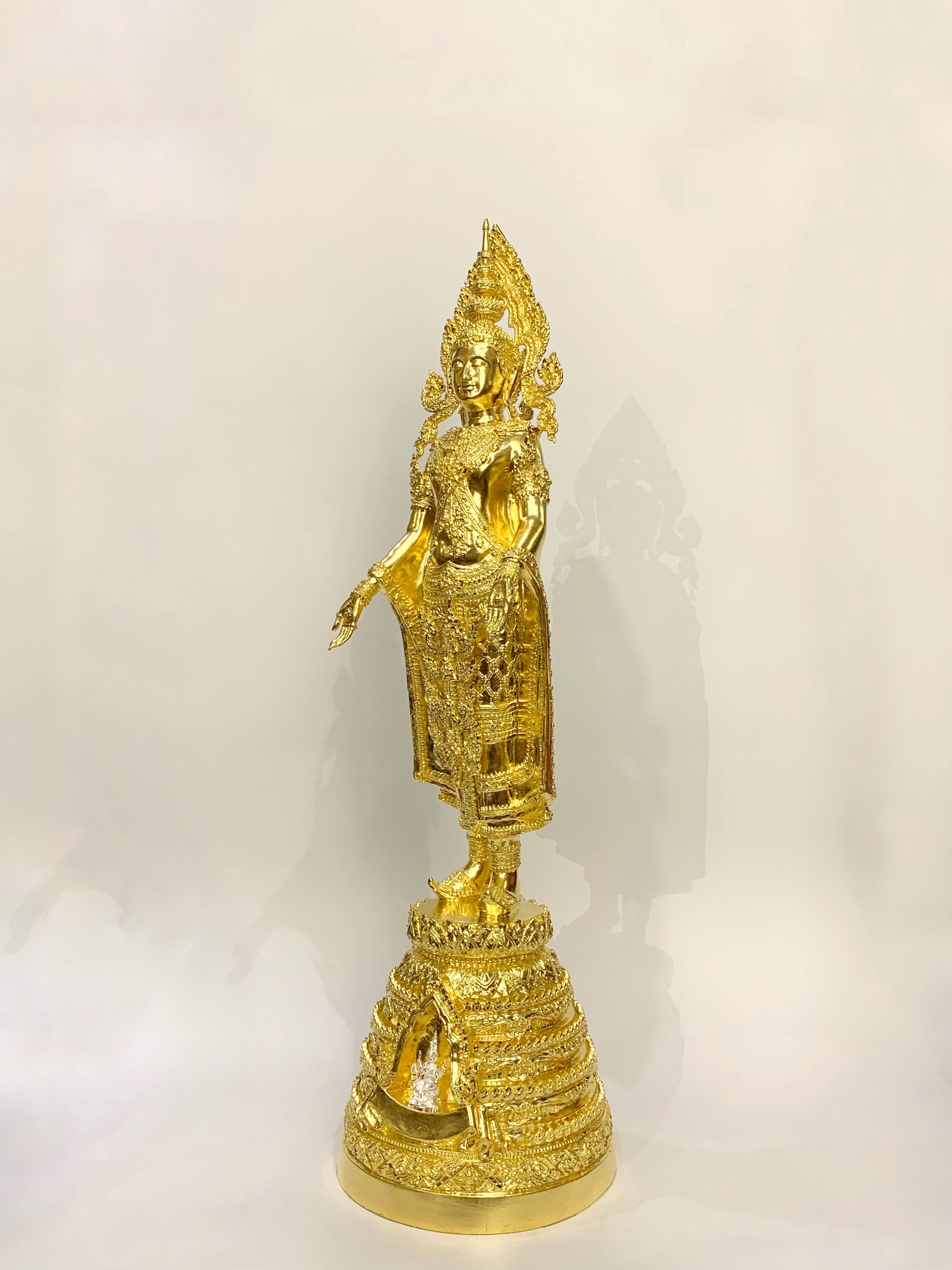 พระพุทธมหาจักรพรรดิ ปางเปิดโลก สูง 32 นิ้ว ปิดทอง วัดกษัตราธิราชวรวิหาร จ.อยุธยา
