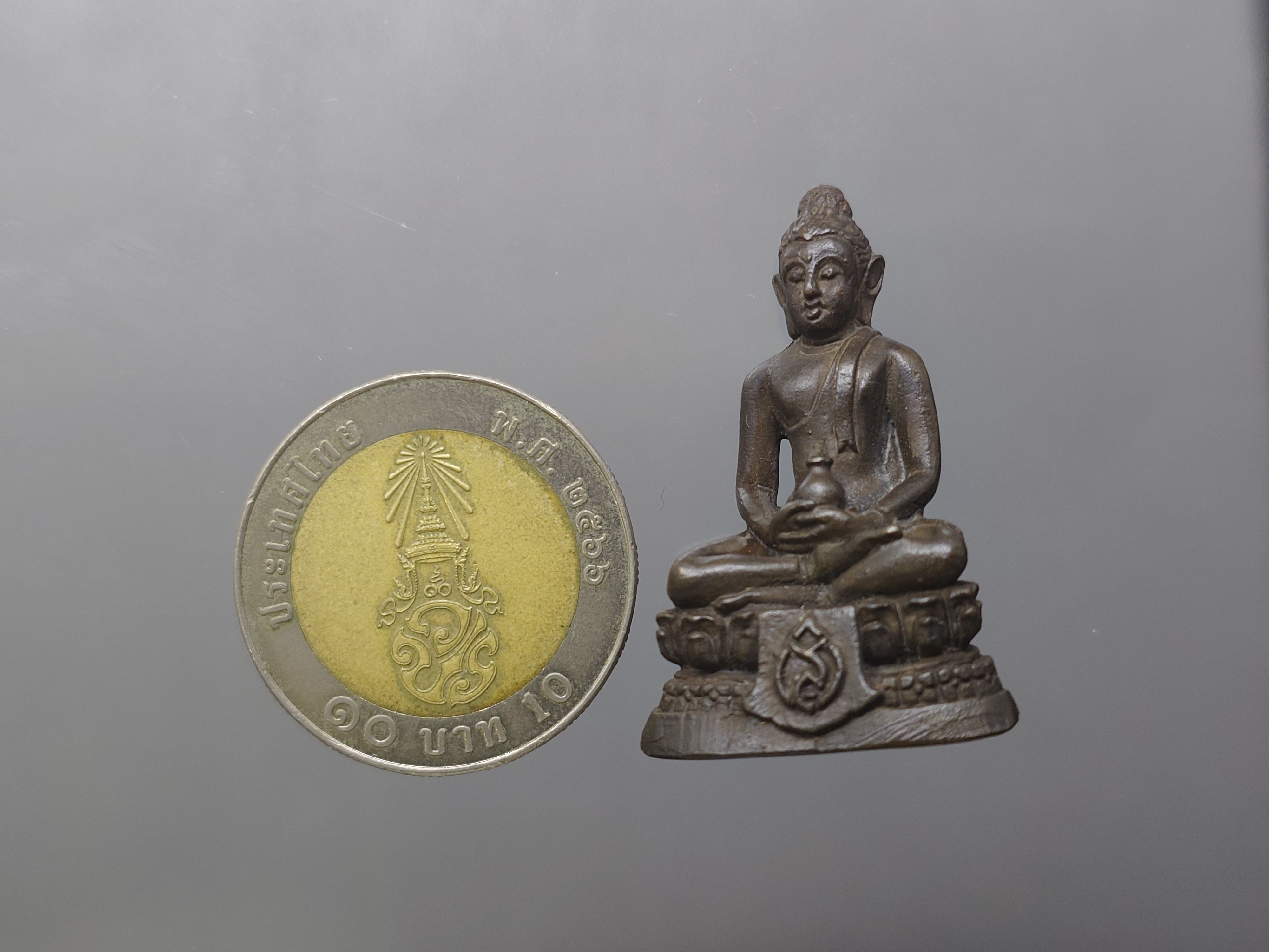 พระกริ่ง สมเด็จย่า สว.๗๙ (รุ่นพิเศษ) เนื้อนวะโลหะ หลวงปู่โต๊ะ หลวงปู่แหวน ปลุกเสก มิตรมวลชน จัดสร้าง ปี2522 พร้อมตลับเดิม