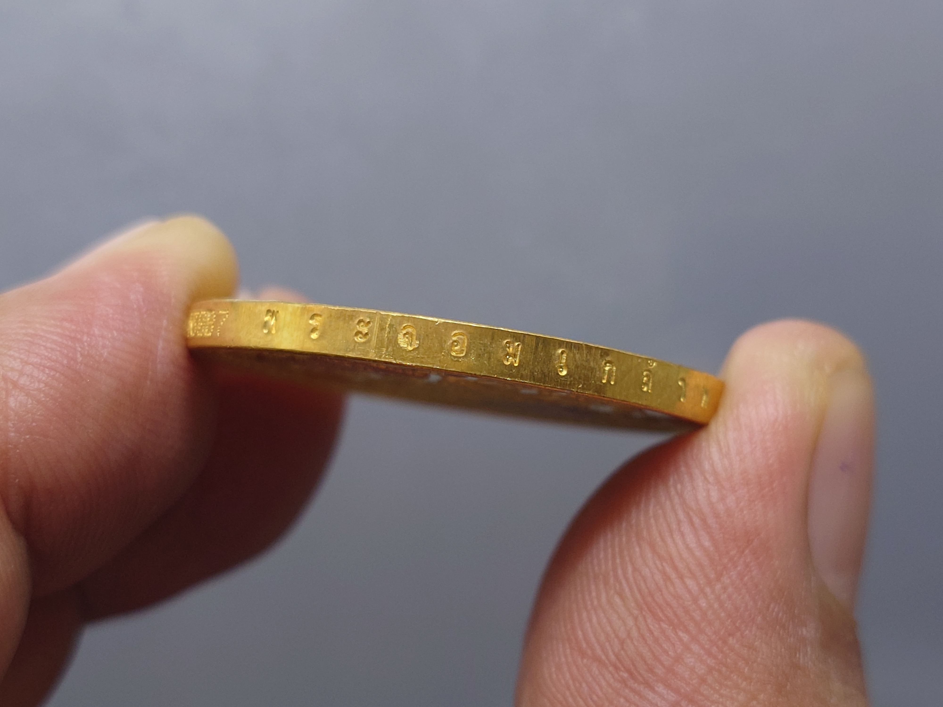 พระแก้วมรกตเครื่องทรง 3 ฤดู พระจอมเกล้าพระนครเหนือ เนื้อสามกษัตริย์ ขนาด 3.2 ซ.ม. 2538 ตลับเดิม หายาก