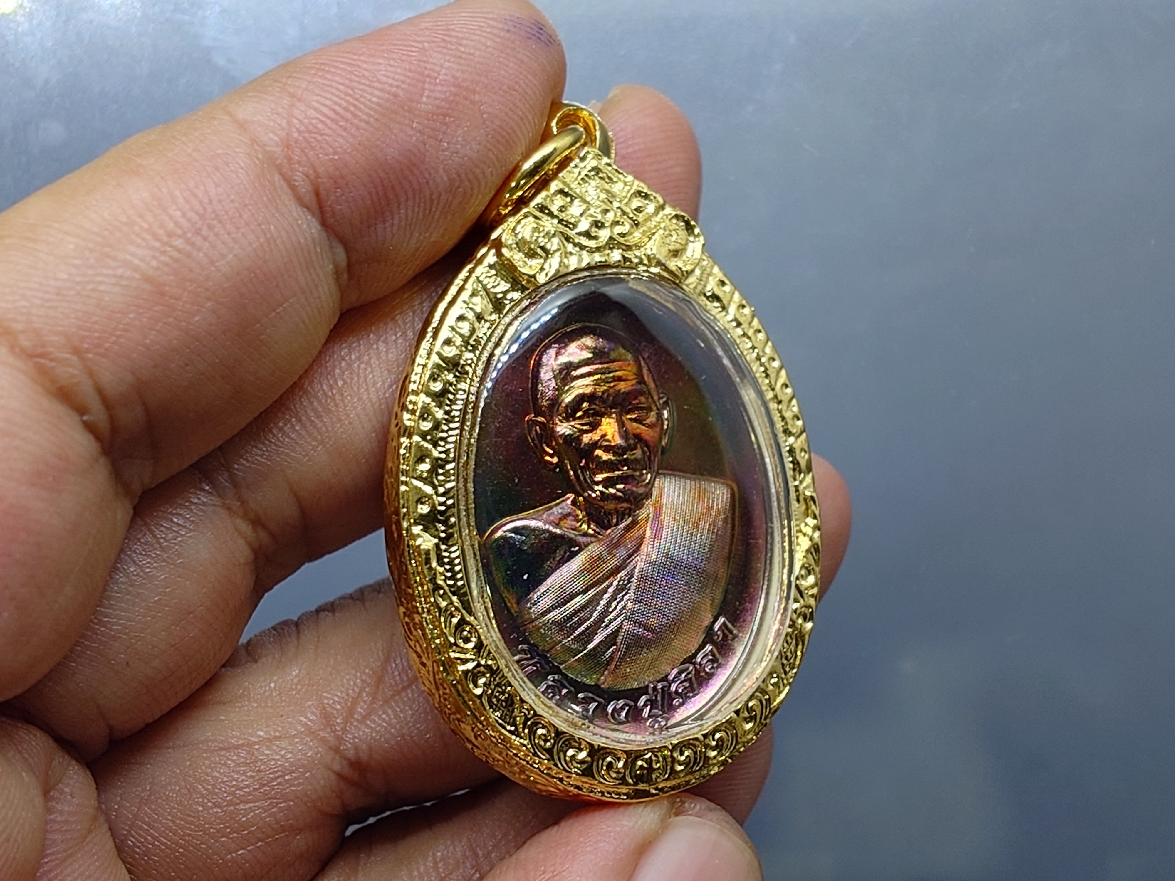 หลวงปู่ศิลา สิริจันโท เนื้อทองแดงผิวรุ้ง พร้อมกรอบชุบทอง 24 K รุ่นรวยรวยล้าน เทวดารักษา วัดสวนธรรมปิติ จ.กาฬสินธู์ ปี2567 พร้อมกล่องเดิม