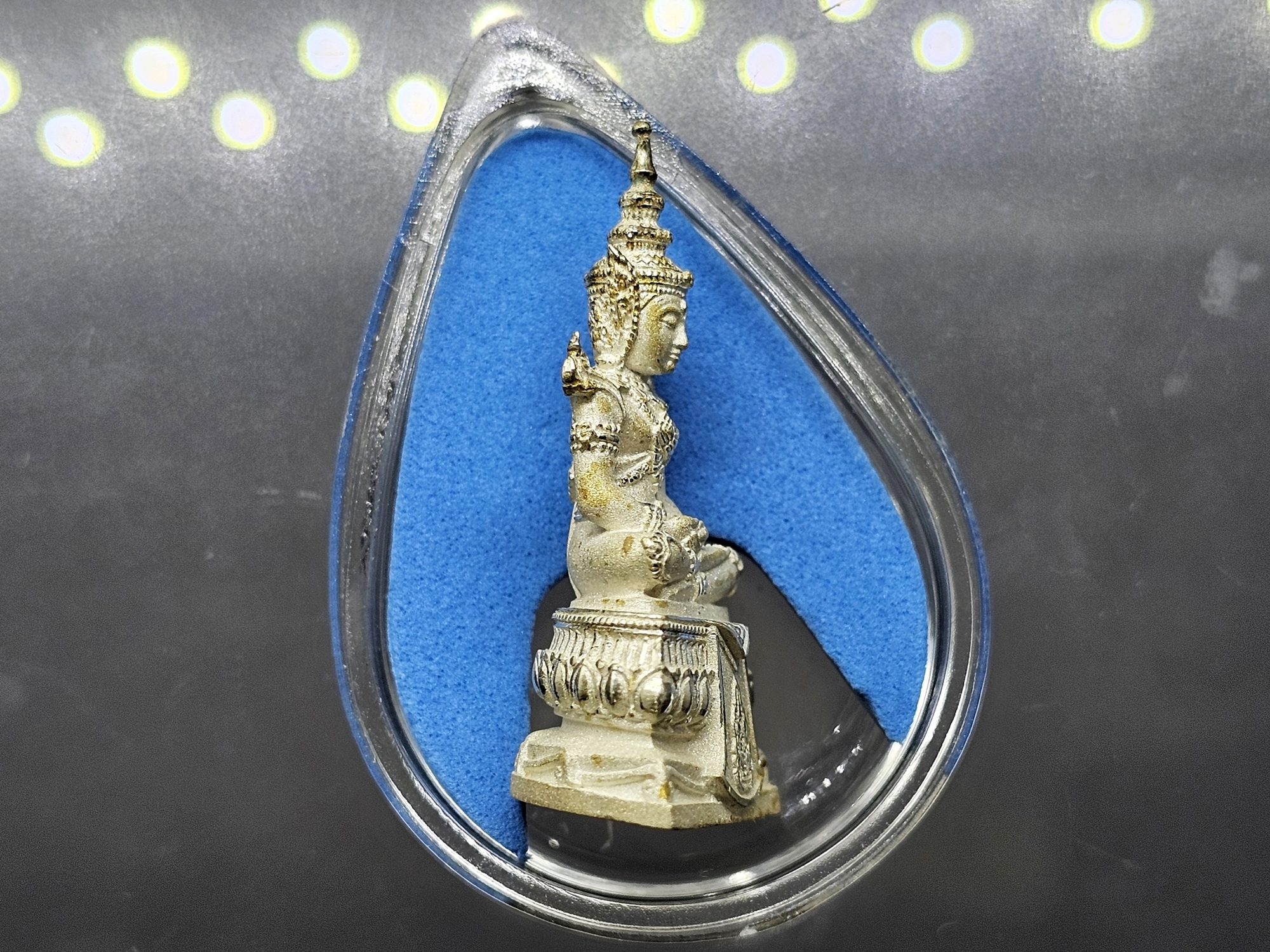 พระแก้วมรกต กรมสรรพสามิต เนื้อเงิน พิมพ์ใหญ่ ขนาดสูง 3.5 เซน กรมสรรพสามิต สร้าง ในพระบรมราชานุญาต ปี2550 ตลับเดิม กล่องเดิม