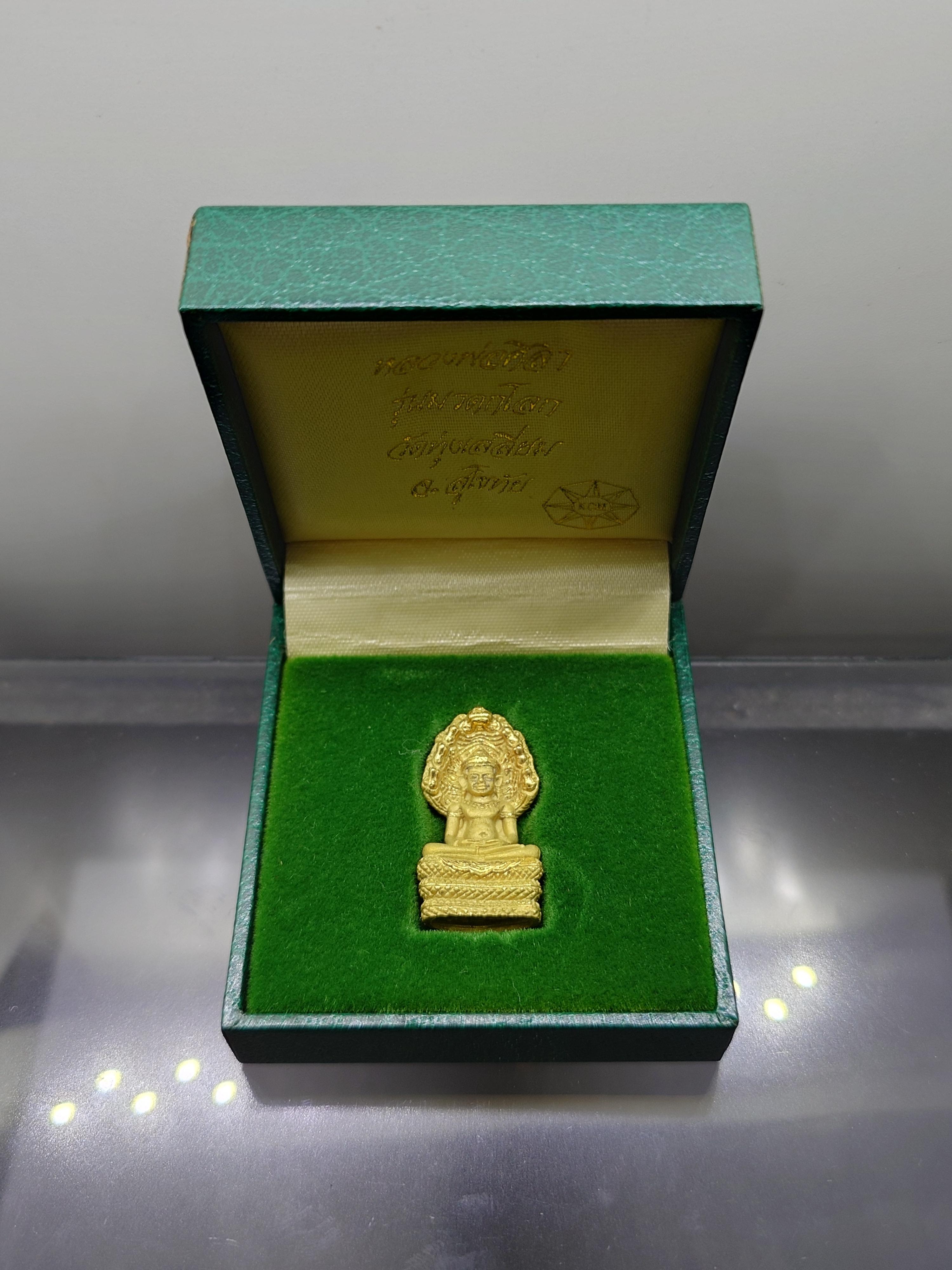 พระนาคปรก หลวงพ่อศิลา รุ่นมรดกโลก เนื้อเงินกาหลั่ยทอง พิมพ์ใหญ่ พุทธาภิเษก วัดบวรนิเวศวิหาร โดย สมเด็จพระสังฆราช ญสส เป็นประธานในพิธี ออกวัดทุ่งเสลี่ยม สุโขทัย ปี2540 กล่องเดิม