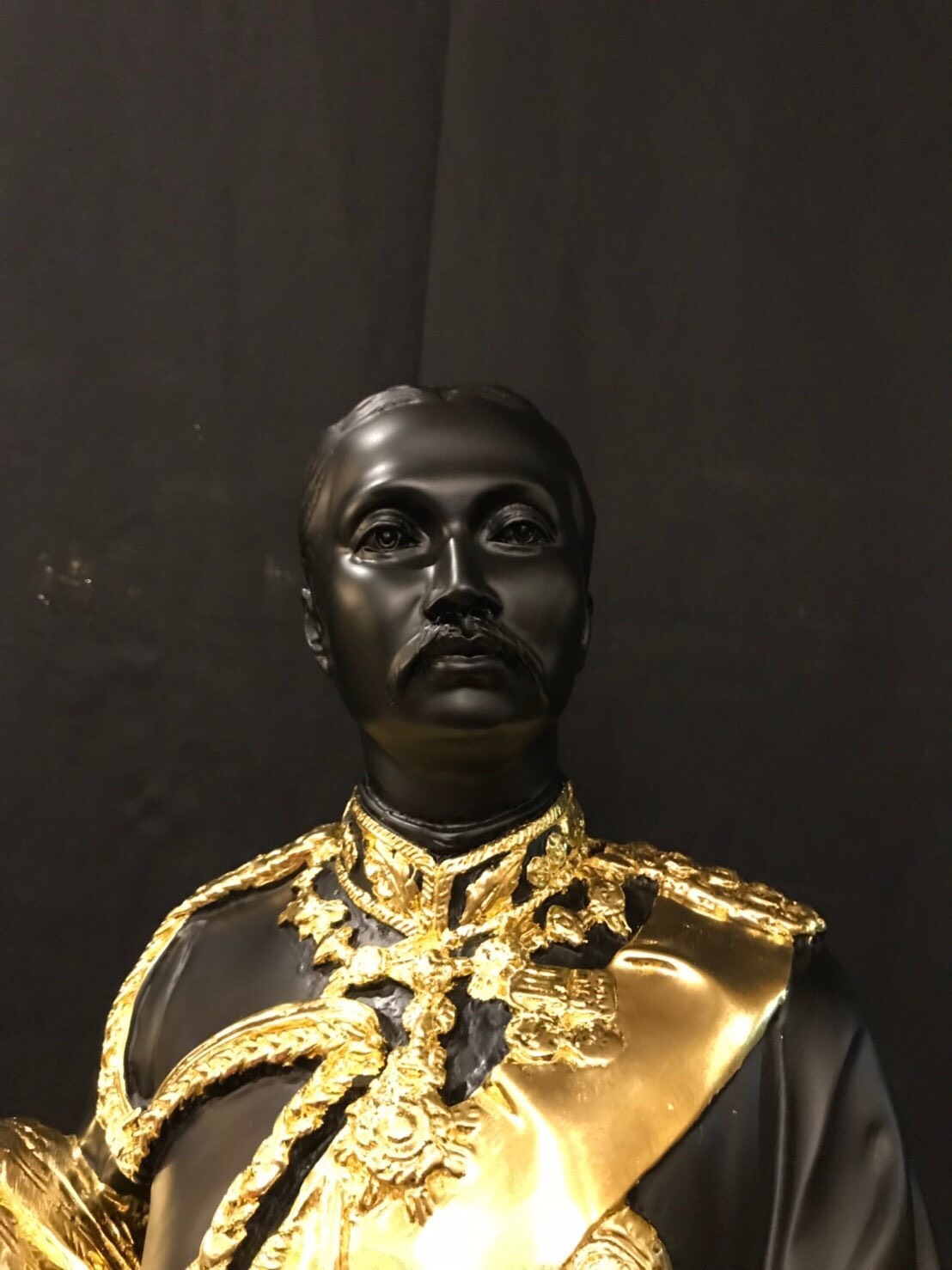พระบรมรูปหล่อในหลวง รัชกาลที่ 5 สูง 1 เมตร วัดบางพระ วัดหลวงพ่อเปิ่น ปี 2519