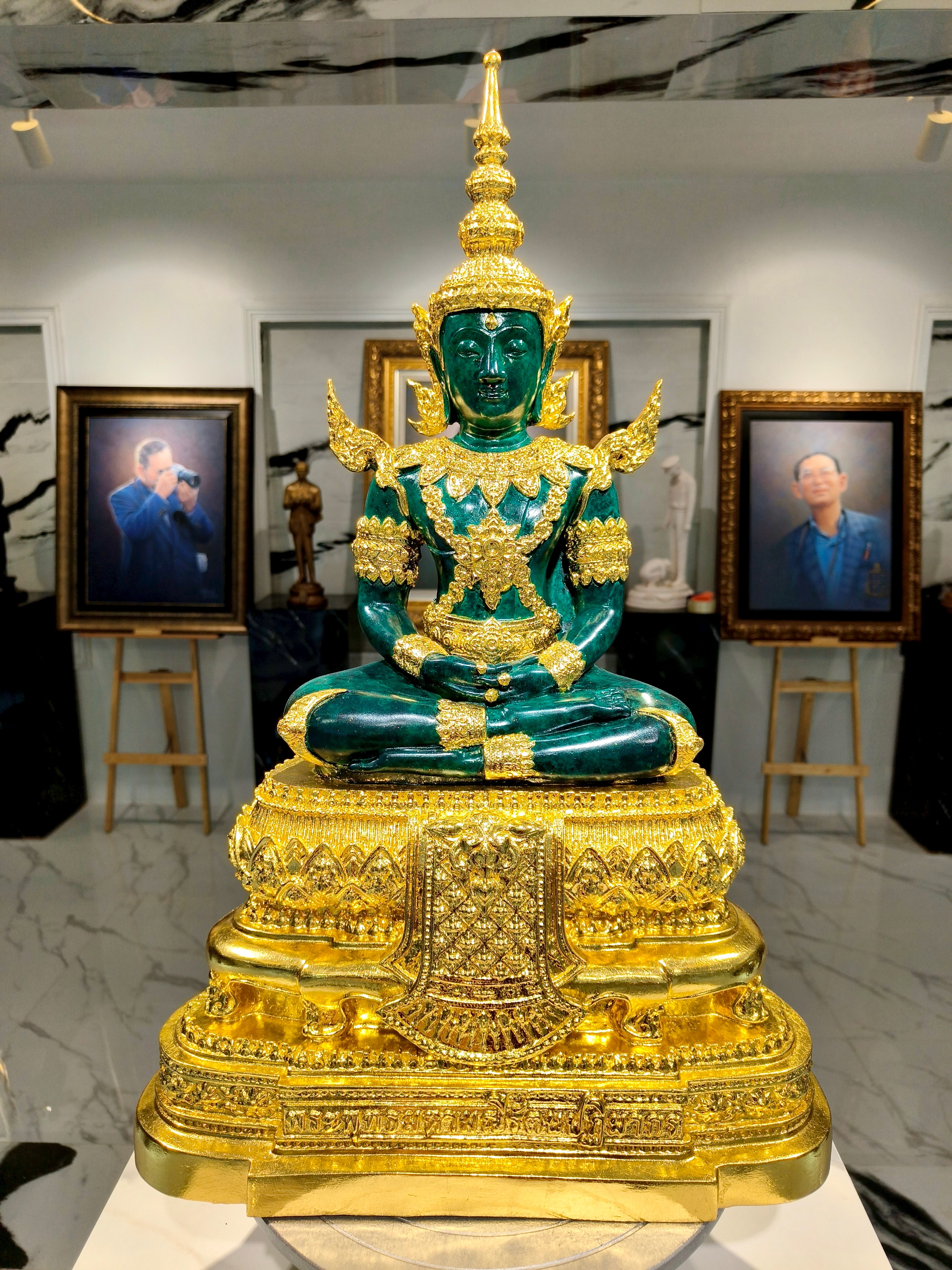 พระพุทธรูป พระแก้วมรกต ทรงเครื่องฤดูร้อน หน้าตัก 9 นิ้ว พิธีสมโภช กรุงรัตนโกสินทร์ 200 ปี วัดพระศรีรัตนศาสดาราม พ.ศ.2525