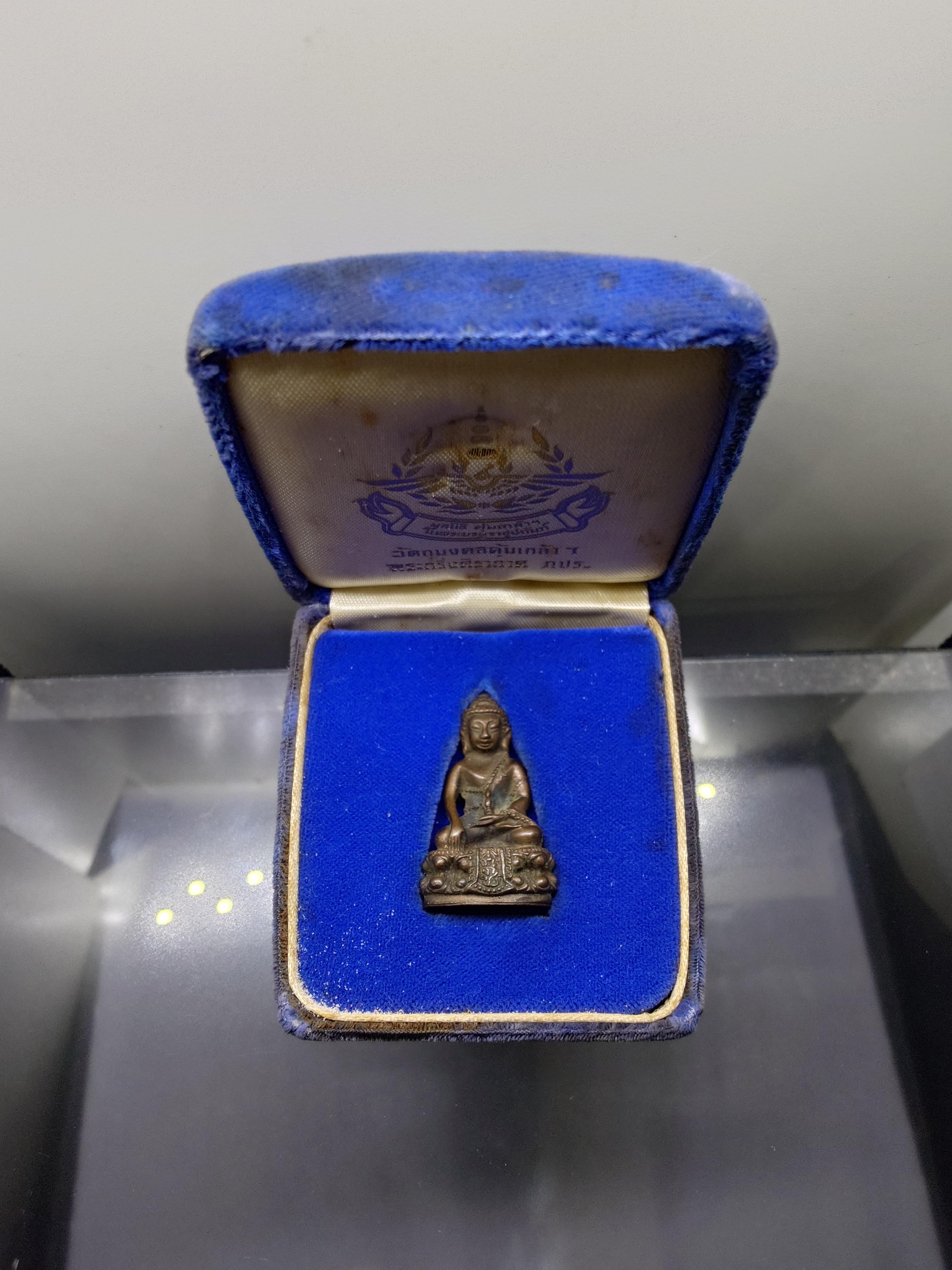 พระกริ่งคุ้มเกล้า (กริ่งศิรากาศ หน้าจีน ก้นถ้วย) เนื้อนวะโลหะ พ.ศ.2524 หายาก สภาพสวย พร้อมกล่องเดิม