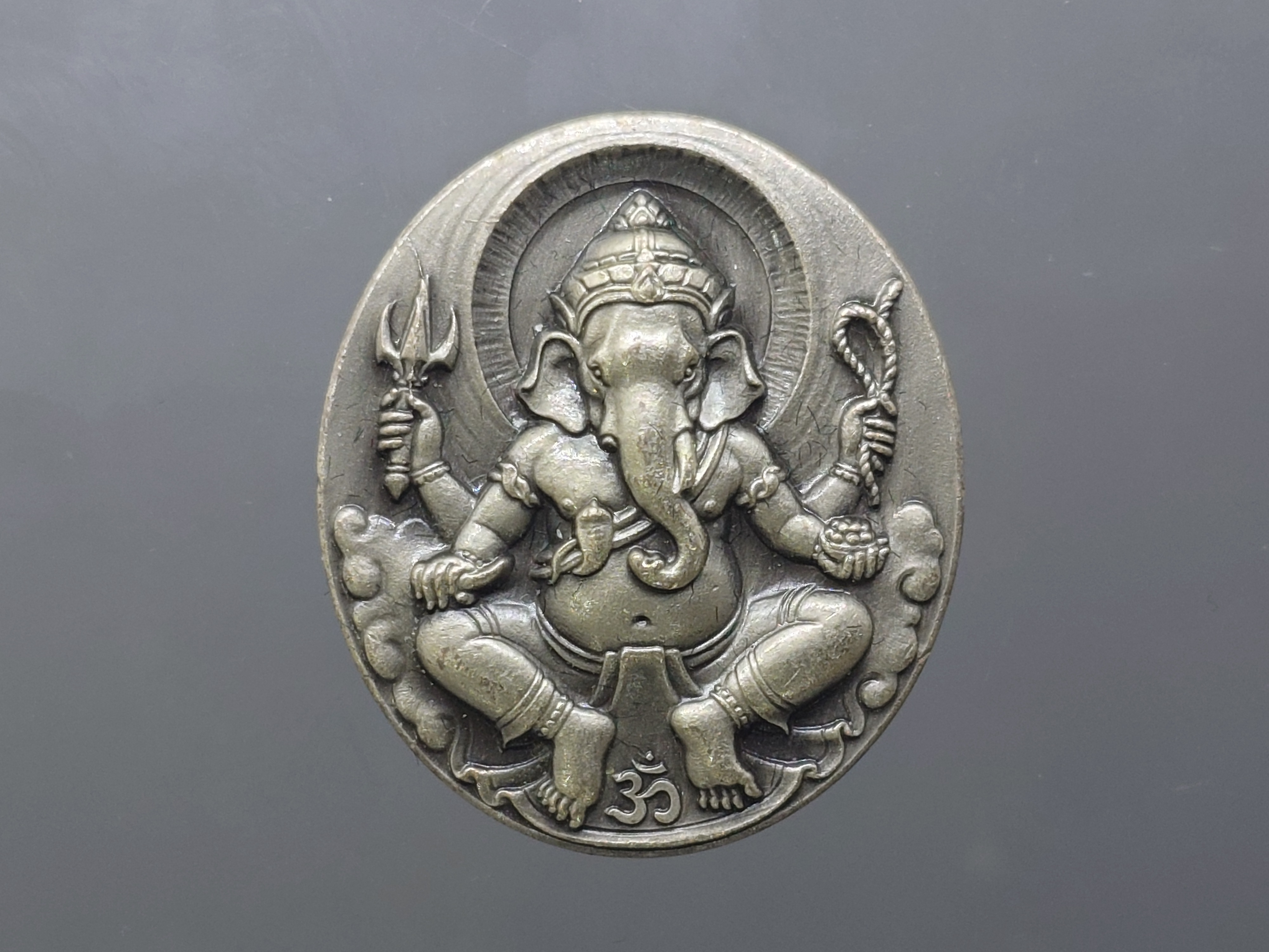 พระพิฆเนศวร หลังโอม เนื้อเงิน ที่ระลึก 108 ปี แห่งการสถาปนากรมศิลปากร โคท ๑๓๙๕ ปี2562 พร้อมกล่องเดิม