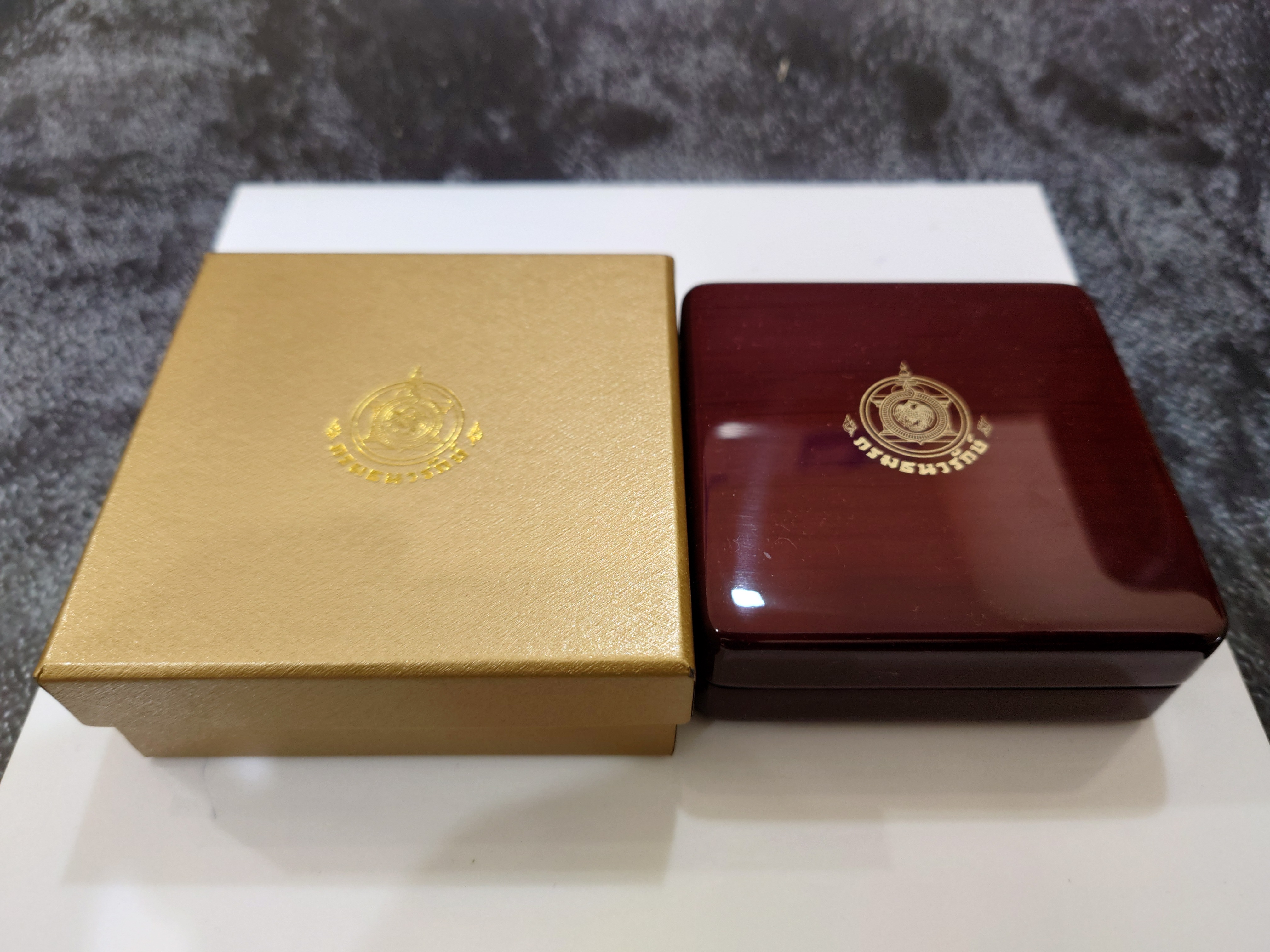 กล่องไม้ใส่เหรียญทองคำ 4 เหลี่ยม (หรือใส่เหรียญขนาดตลับวงนอก 4.5 เซน) จากกรมธนารักษ์ ผ่านใช้ สภาพสวย 95 %