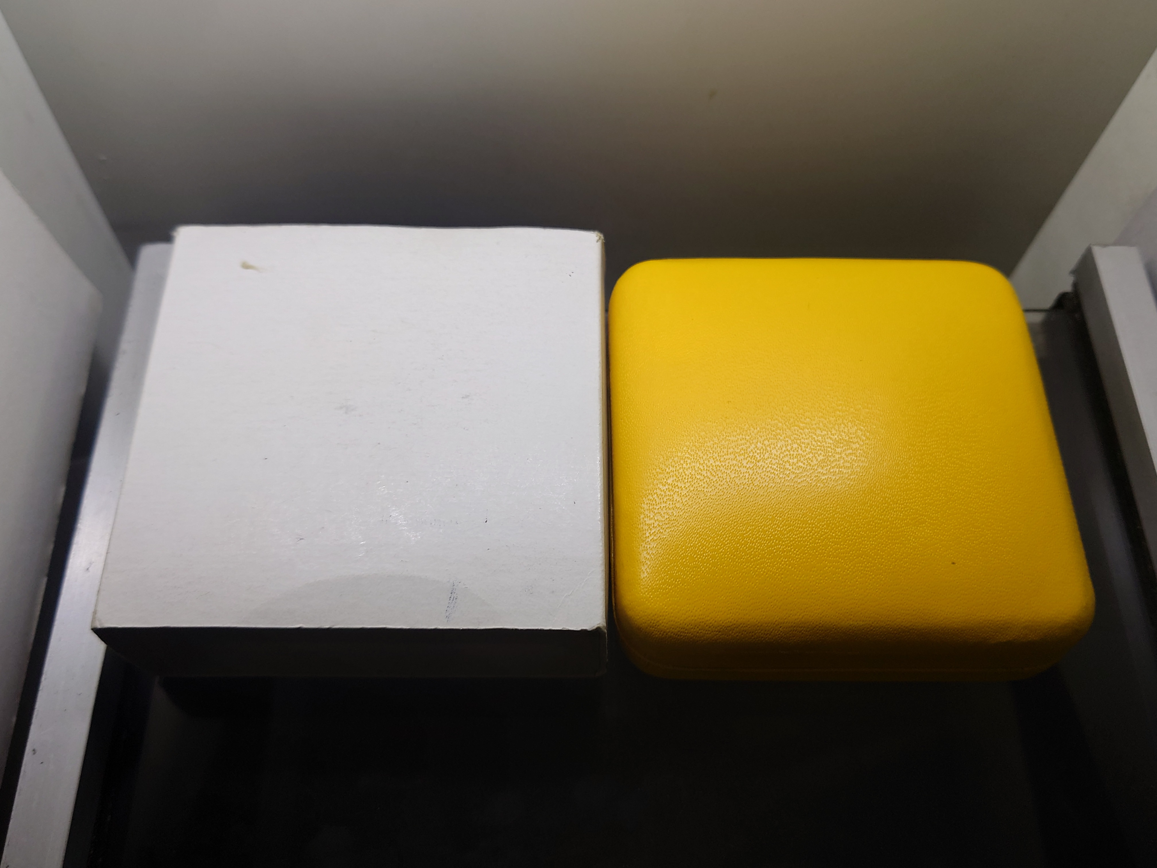 เหรียญรัชกาลที่ ๕ เนื้อเงินลงยา หน้าทองคำแท้ ที่ระลึกสร้างโรงเรียนวัดแหลมแค วัดแหลมแค พานทอง ปี2536 พร้อมกล่องเดิม