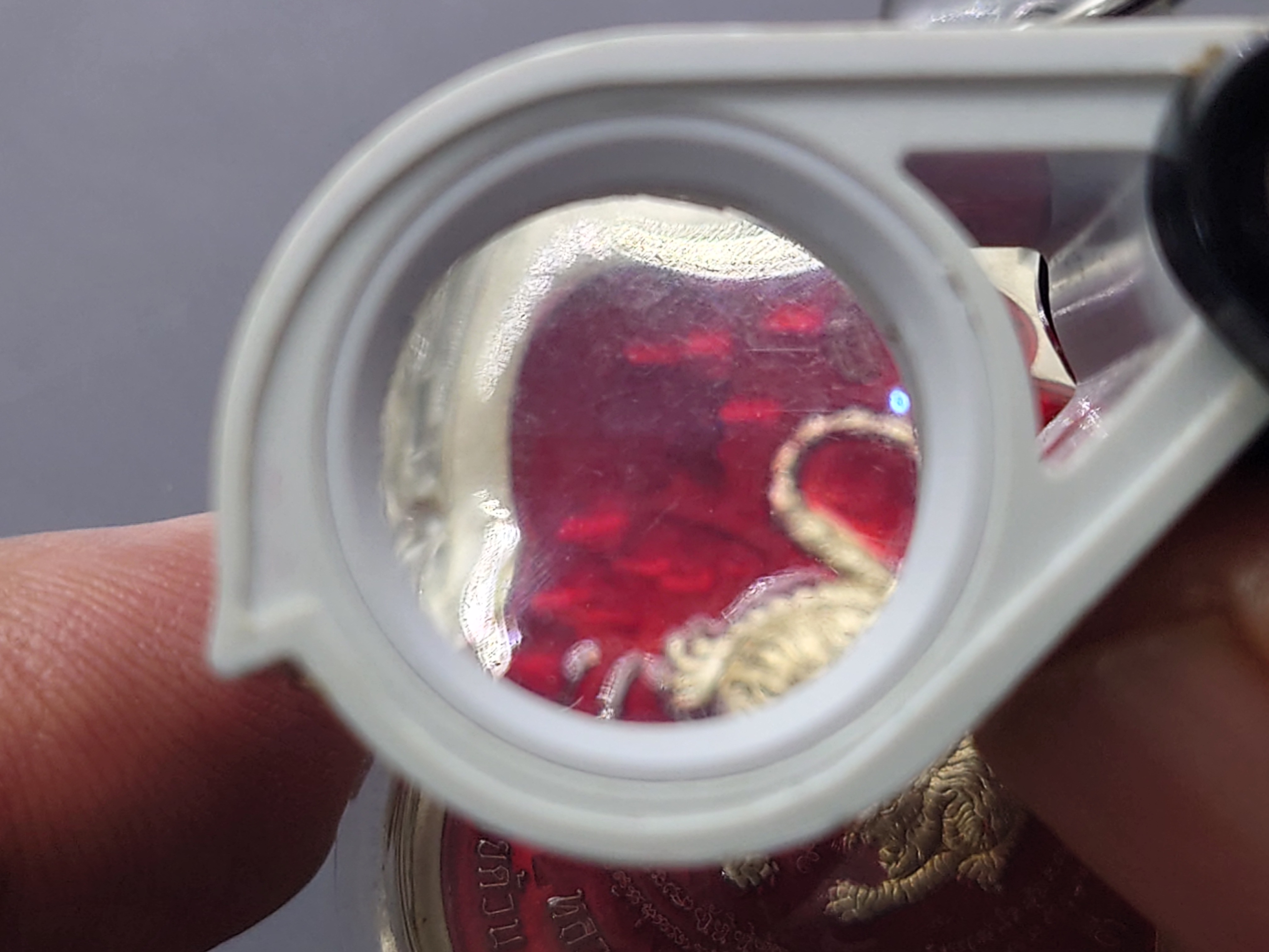 เหรียญเสือคาบดาบ รุ่น2 เนื้ออัลปาก้า ตอกพิเศษ ตอกหัวเสือ(แจกยกลัง) ลงยาแดง หลังยาแดง ขอบซุ้มแดง หลวงพ่อพัฒน์ วัดห้วยด้วน โคท 183