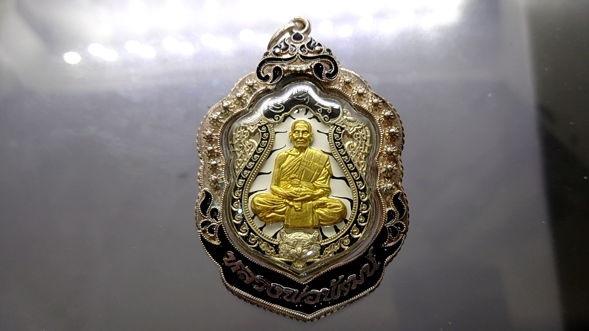 เหรียญเสมาเสือคาบดาบ รุ่น1 (แจกยกลัง ตอกพิเศษ หัวเสือ)ชนวนหน้ากากทองทิพย์ ขอบอัลปาก้า ลงยาเสือดำ หน้า หลัง หลวงพ่อพัฒน์ วัดห้วยด้วน โคท 71(SKU-03458)