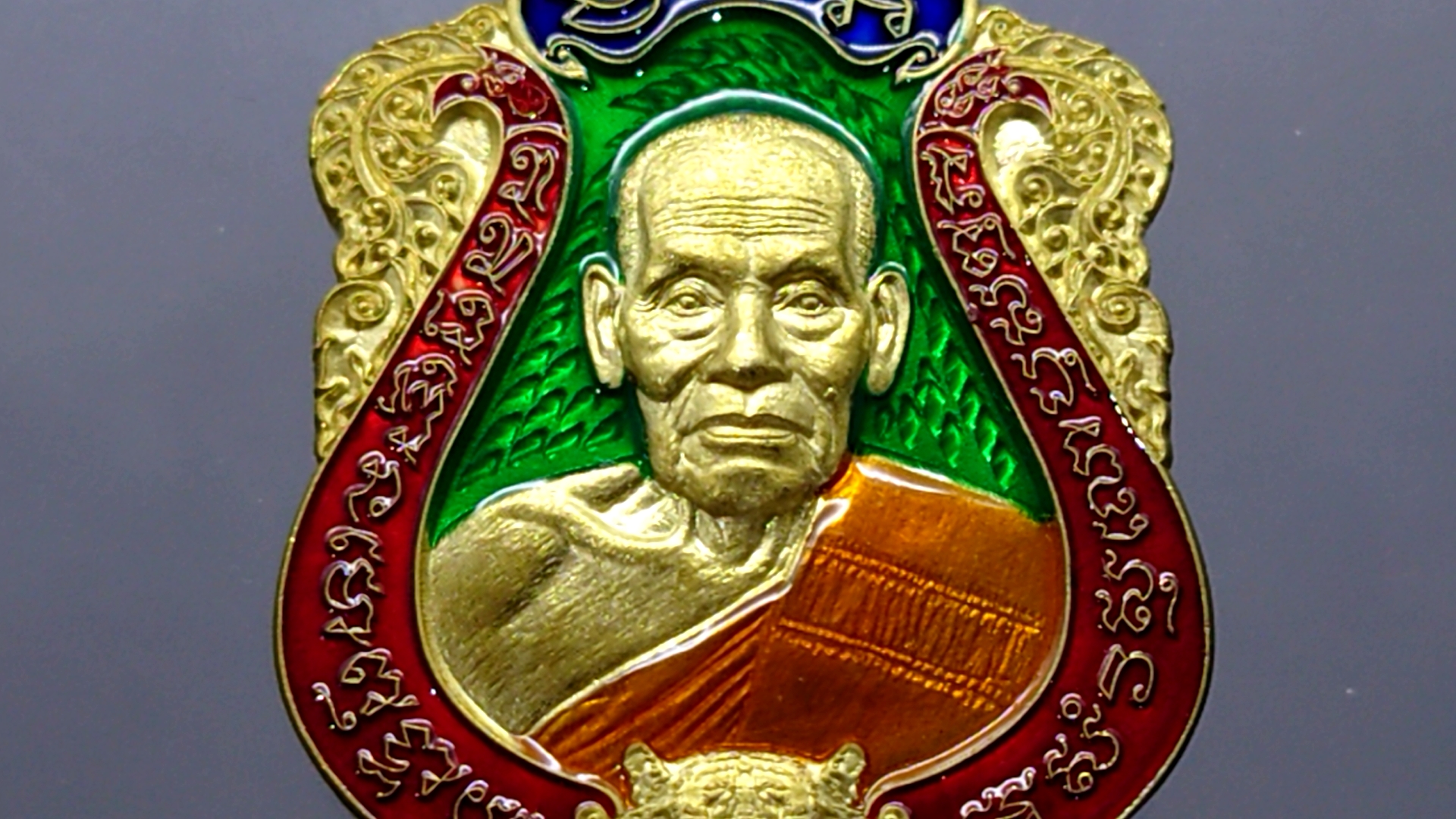 เสือคาบดาบรุ่น 4 เนื้อทองทิพย์ลงยาราชาวดีพื้นเขียว ขอบแดง บนน้ำเงิน (พิมพ์เสือ2) หลวงพ่อพัฒน์ วัดห้วยด้วน โคท 100