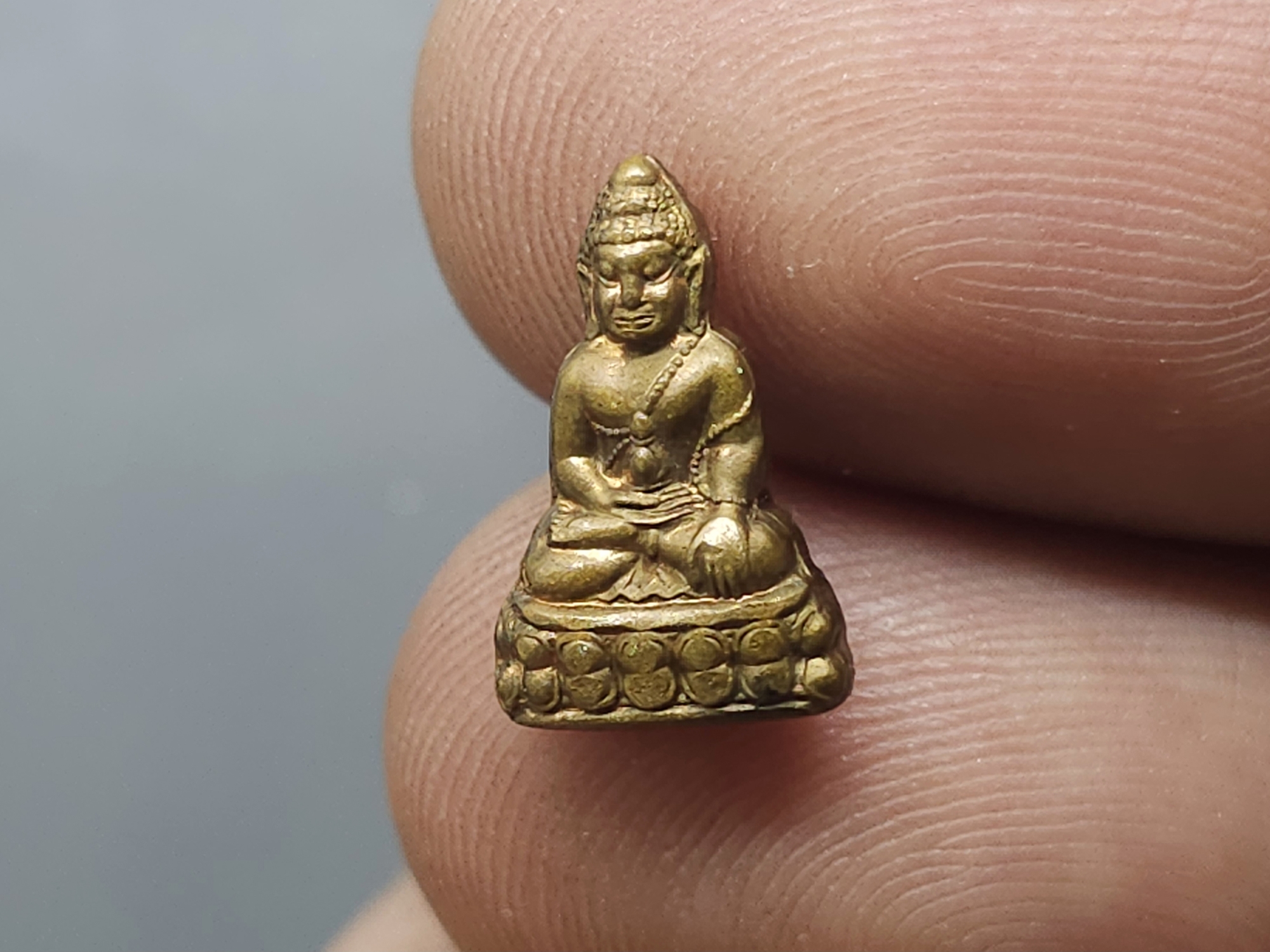 พระกริ่ง-พระชัยวัฒน์ นเรศวร ๑๐๐ ปี เนื้อสำริด ที่ระลึกครบ ๑๐๐ ปี กองทัพภาคที่ 3 วัดพระศรีรัตนมหาธาตุ จ.พิษณุโลก ปี2545 พร้อมตลับเดิม