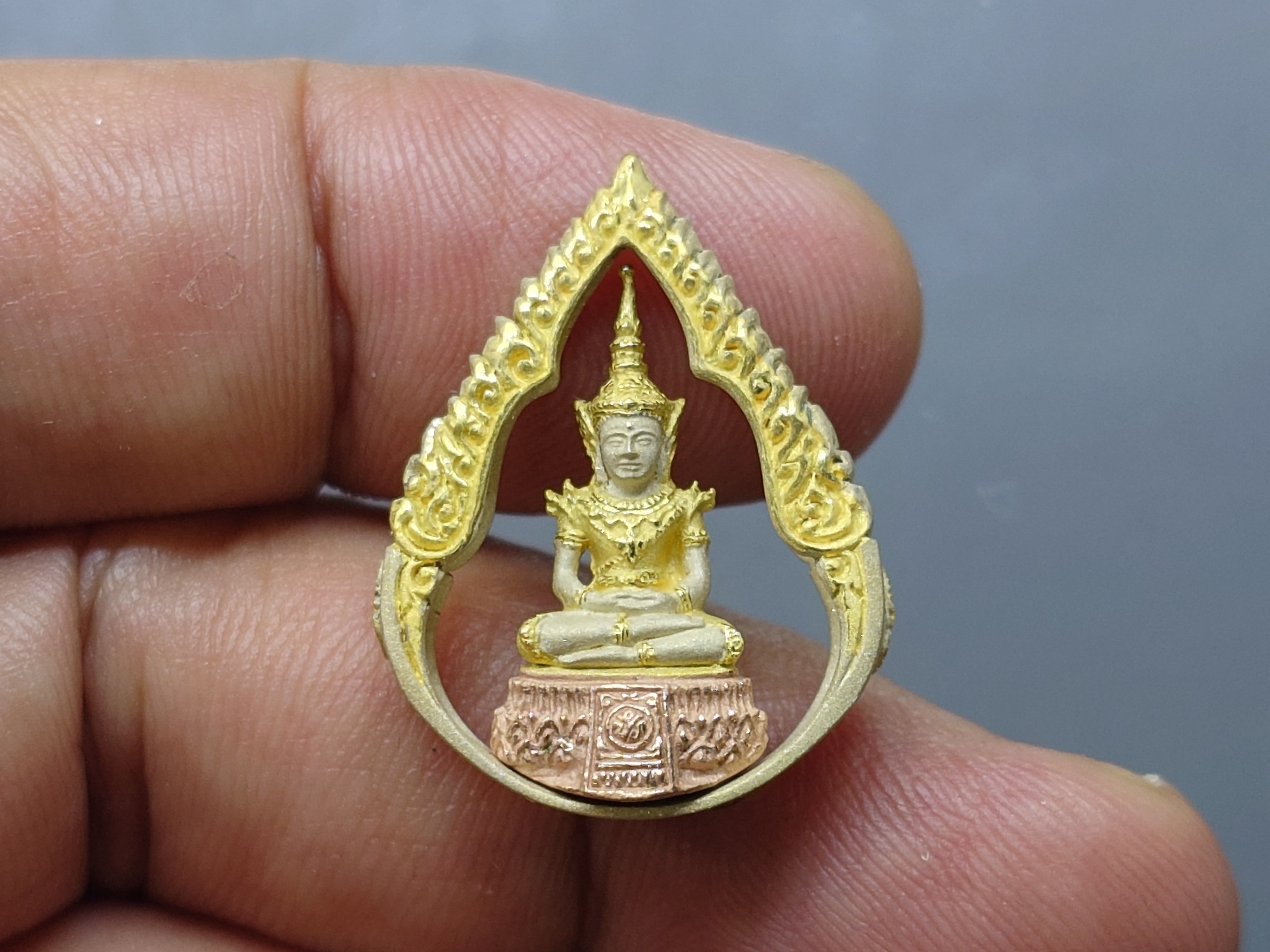 พระแก้ว 75 พรรษา รัชกาลที่9 เนื้อเงินสามกษัตริย์ พิมพ์หยดน้ำ ขนาดสูง 2.8 เซน ปี2545 พร้อมกล่องเดิม