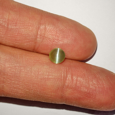 **ขายแล้ว**คริสโซเบริลตาแมวหรือไพฑูรย์ (Cat's eye Chrysoberyl) 1.32 กะรัต เนื้อเนียน จากศรีลังกา