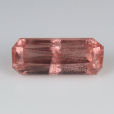 **ขายแล้ว**โรโดโครไซต์ (Rhodochrosite) 0.65 กะรัต เจียระไนเหลี่ยม หายาก สีชมพูอมส้ม