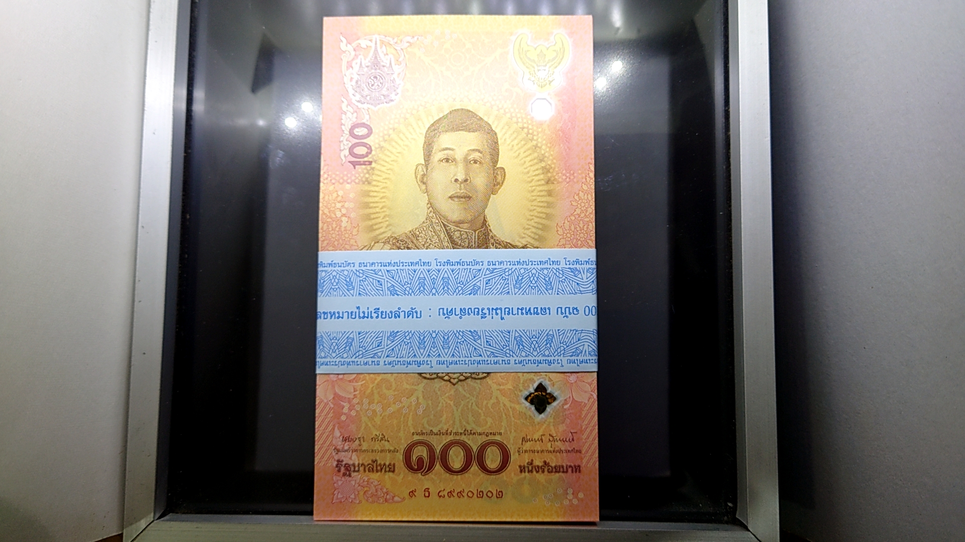 ธนบัตร 100 บาท (ยกแหนบ 100 ใบ ไม่เรียงเลข) ที่ระลึกเฉลิมพระเกียรติพระชนมพรรษา 6 รอบ รัชกาลที่10 พ.ศ.2567 ไม่ผ่านใช้