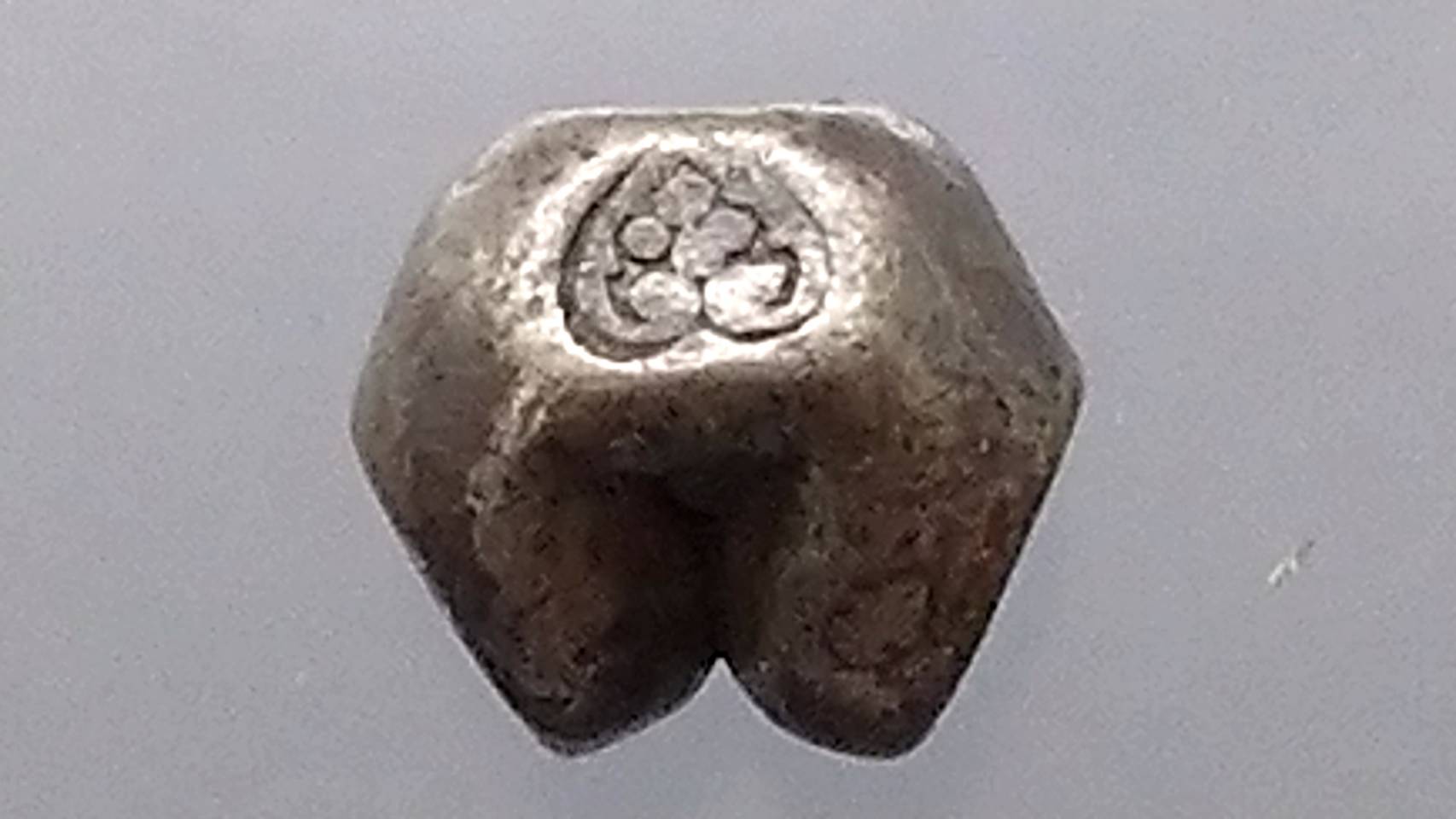 พดด้วง ขนาด 1 บาท ตราอุทุมพร สมัยอยุธยา