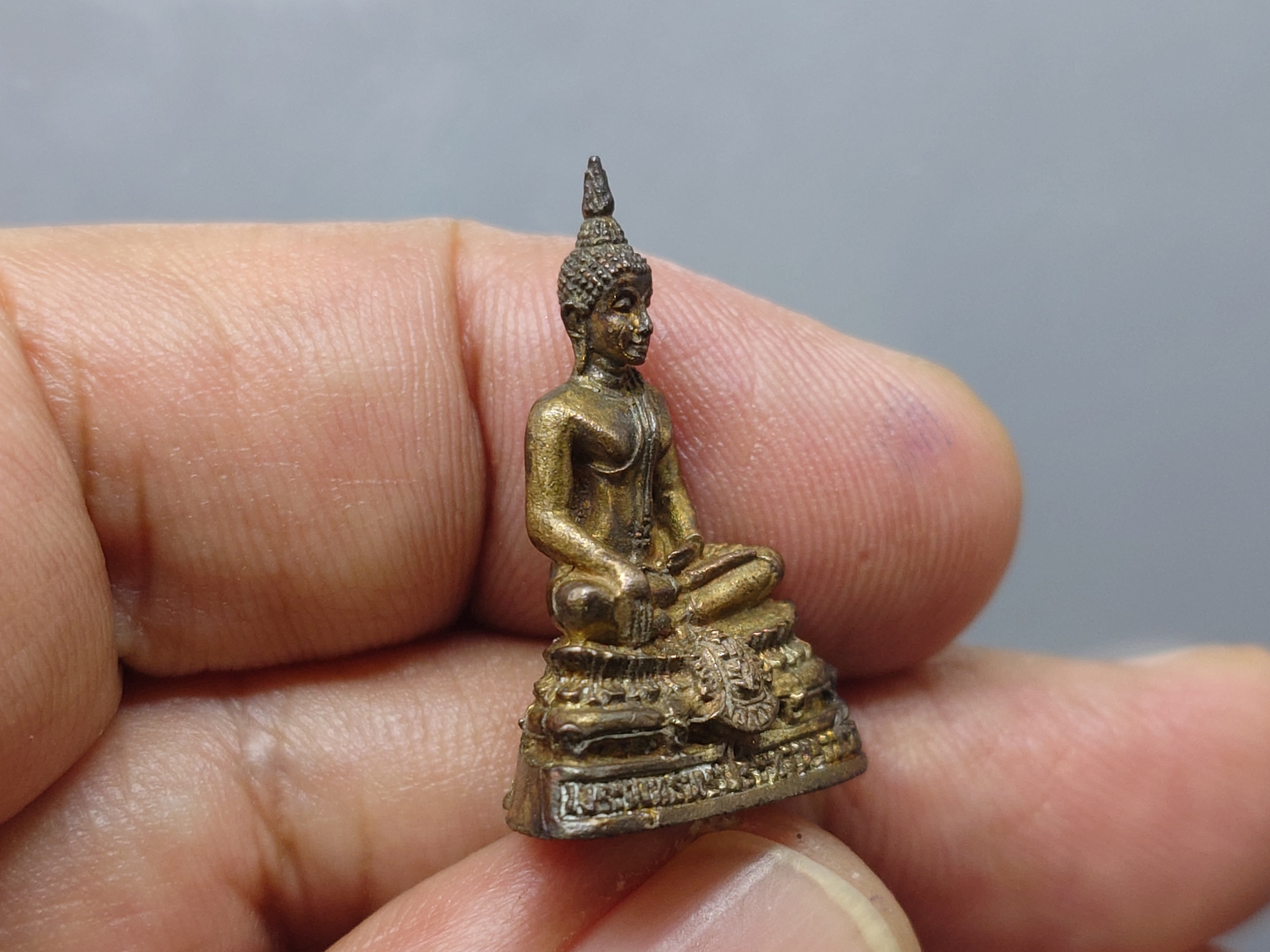 พระพุทธพรประทานราชนาวร เนื้อนวะโลหะ ขนาดสูง 25 มิล ปี2540 พร้อมกล่องเดิม