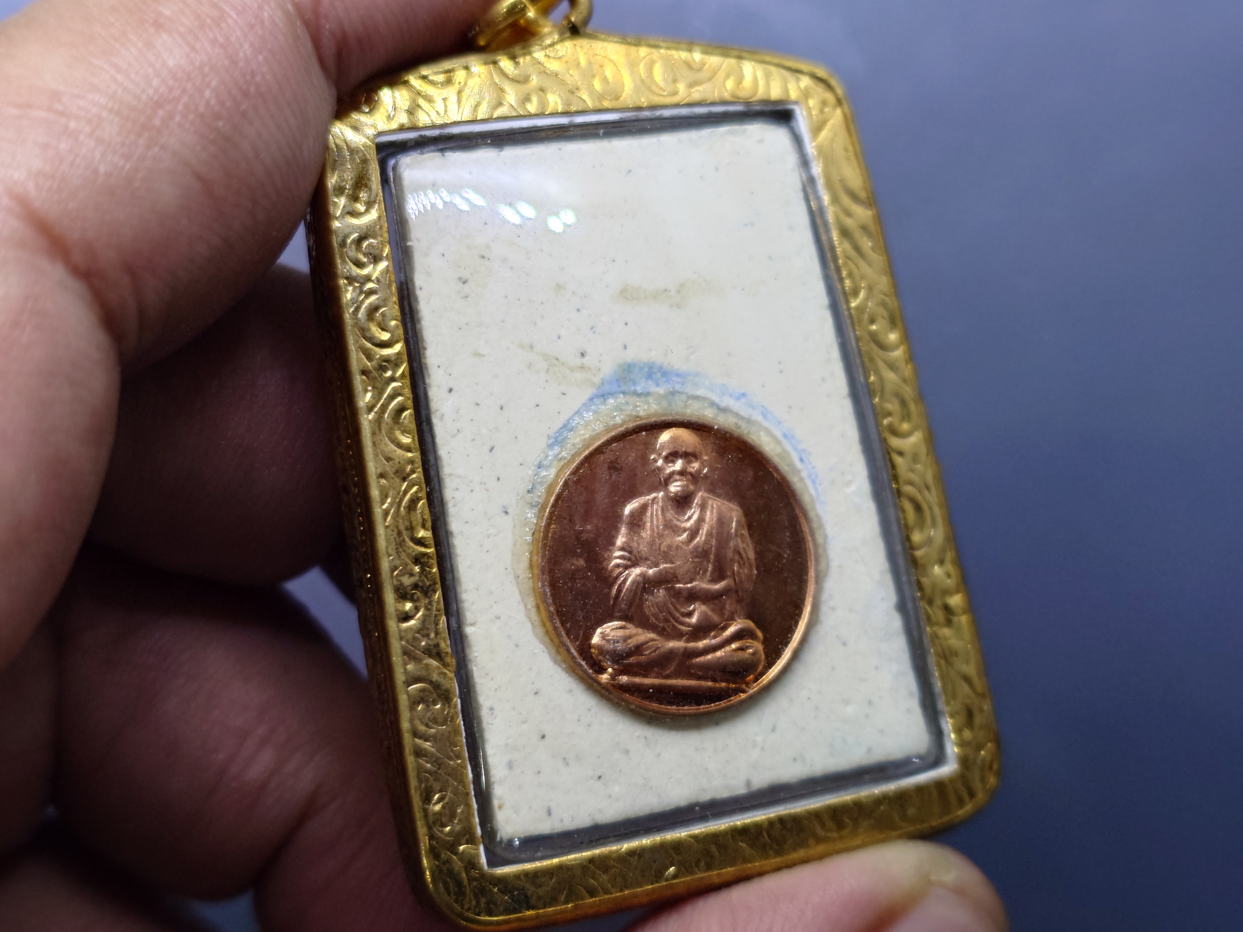 พระสมเด็จวัดระฆัง เนื้อผงผสมผงเก่า พิมพ์อกร่อง รุ่นย้อนยุค 108 ปี (คณะ 9) วัดระฆังโฆสิตารามฯ พร้อมเลี่ยมกรอบไมคอน ปี2556 พร้อมกล่องเดิม