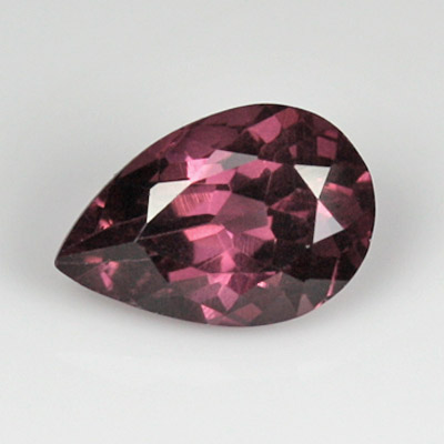 โกเมนสีม่วงหรือโรโดไลท์ (Rhodolite Garnet) 1.89 กะรัต สีม่วง รูปร่างหยดน้ำ