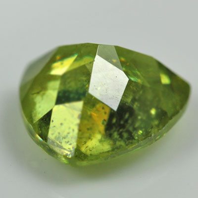 สฟีน (Sphene) 1.05 กะรัต ไฟดี หายาก รูปสามเหลี่ยม