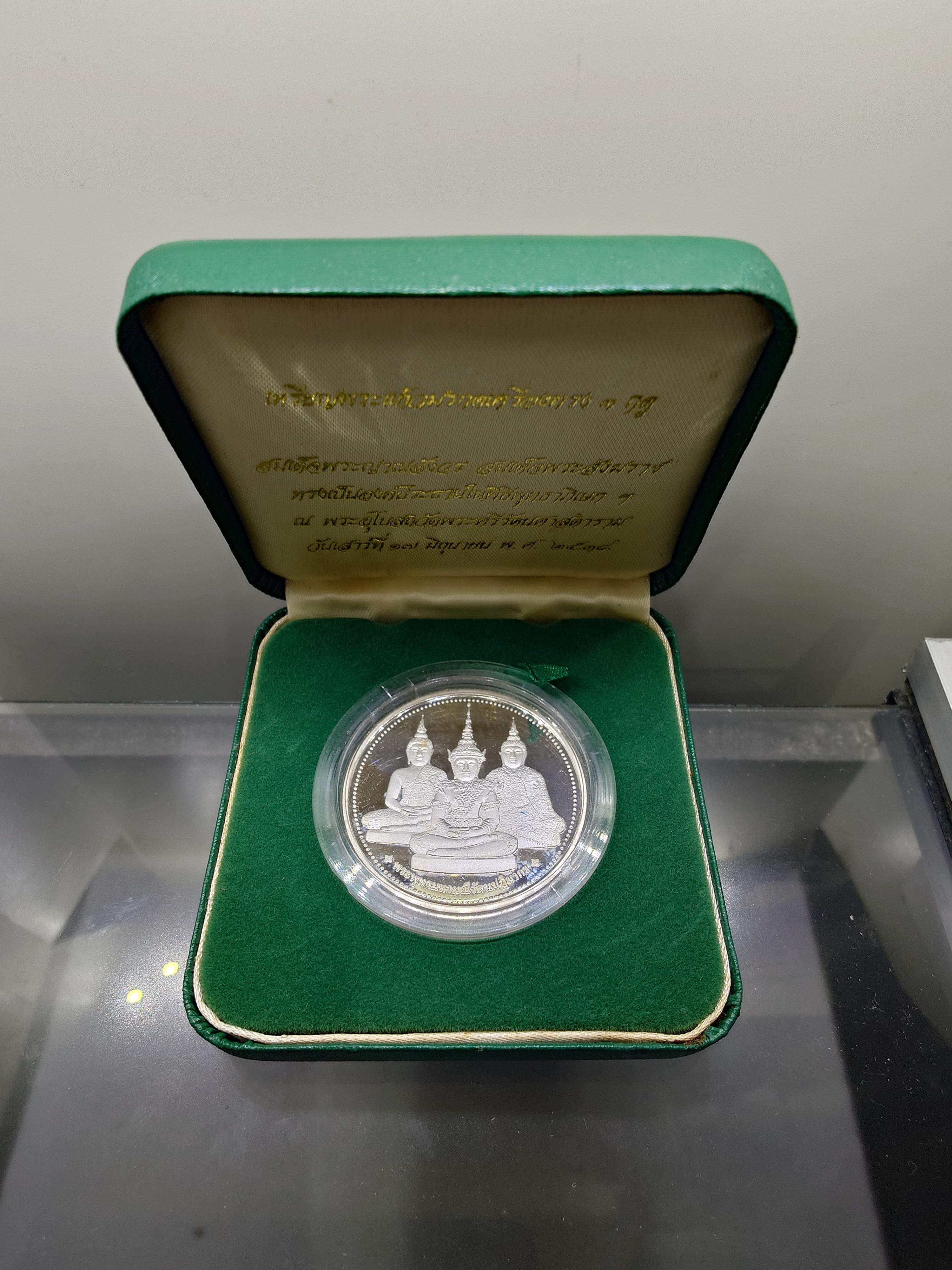 พระแก้วมรกตเครื่องทรง 3 ฤดู พระจอมเกล้าๆ เนื้อเงินขัดเงา ขนาด 4 ซ.ม.ปี2538 พร้อมกล่องเดิม