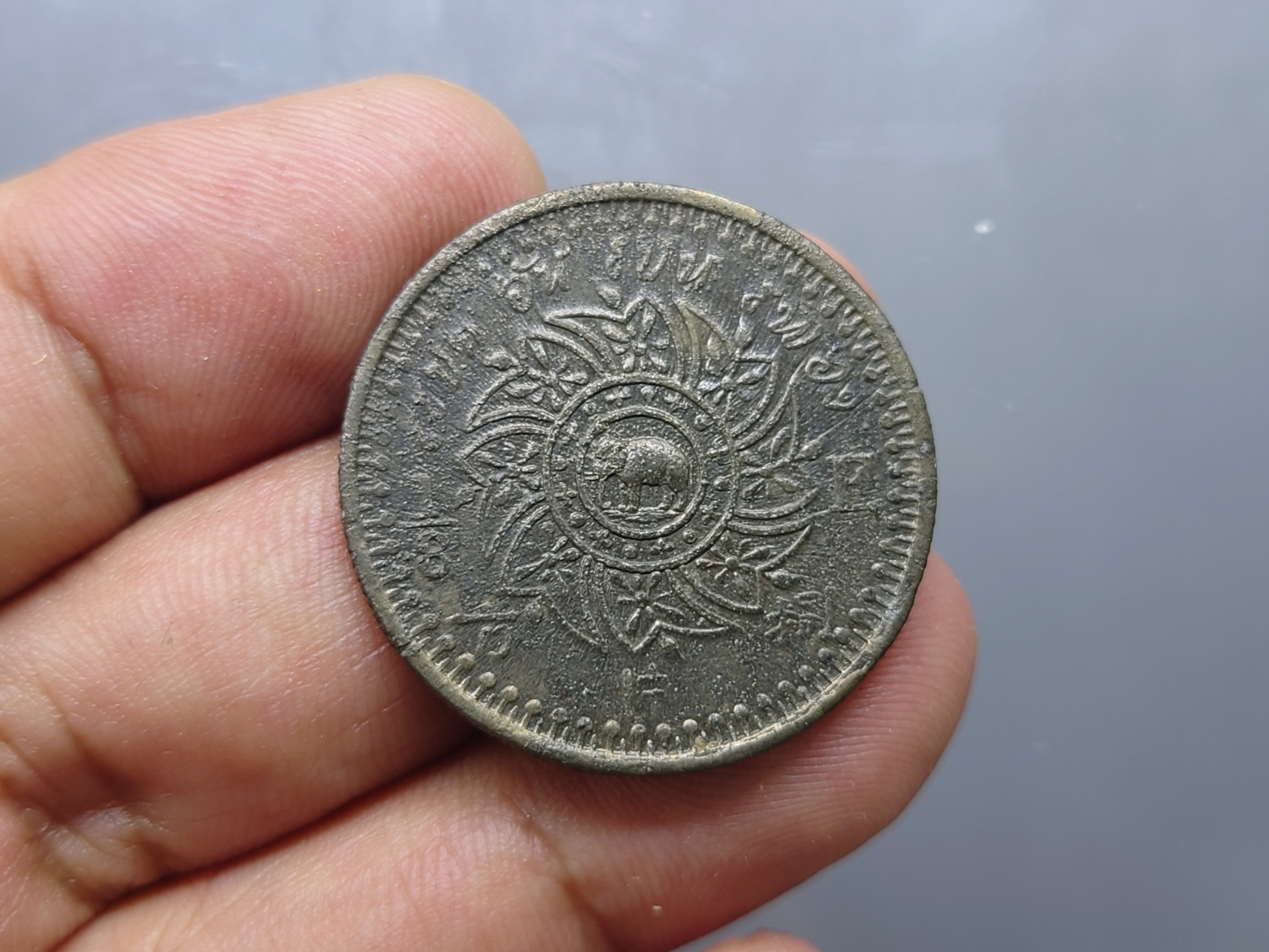 เหรียญอัฐ ดีบุก พระมงกุฎ-พระแสงจักร (ช้างใหญ่) รัชกาลที่4 ปี 2405 ผ่านใช้ สภาพสวย