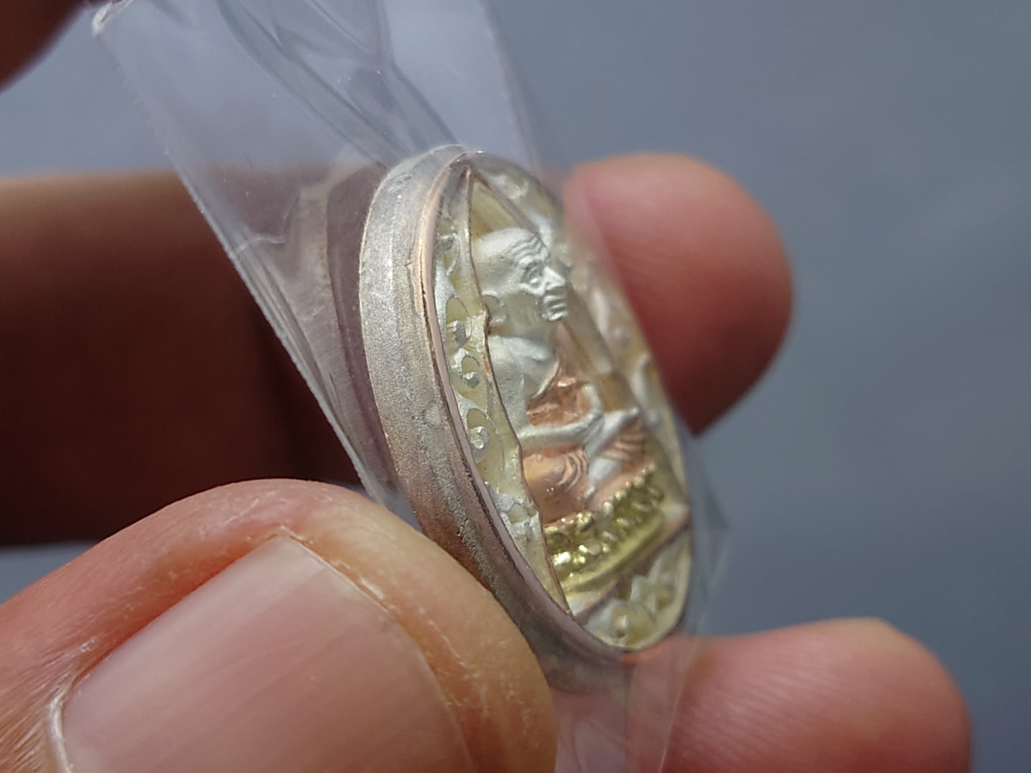 เหรียญหลวงปู่ทวด เนื้อเงิน 3 K รุ่นมงคลบารมี วัดประสาทบุญญาวาส พ.ศ.2545 พิมพ์วงรี รูปไข่ ขนาดสูง 2.5 ซ.ม. พร้อมกล่องเดิม