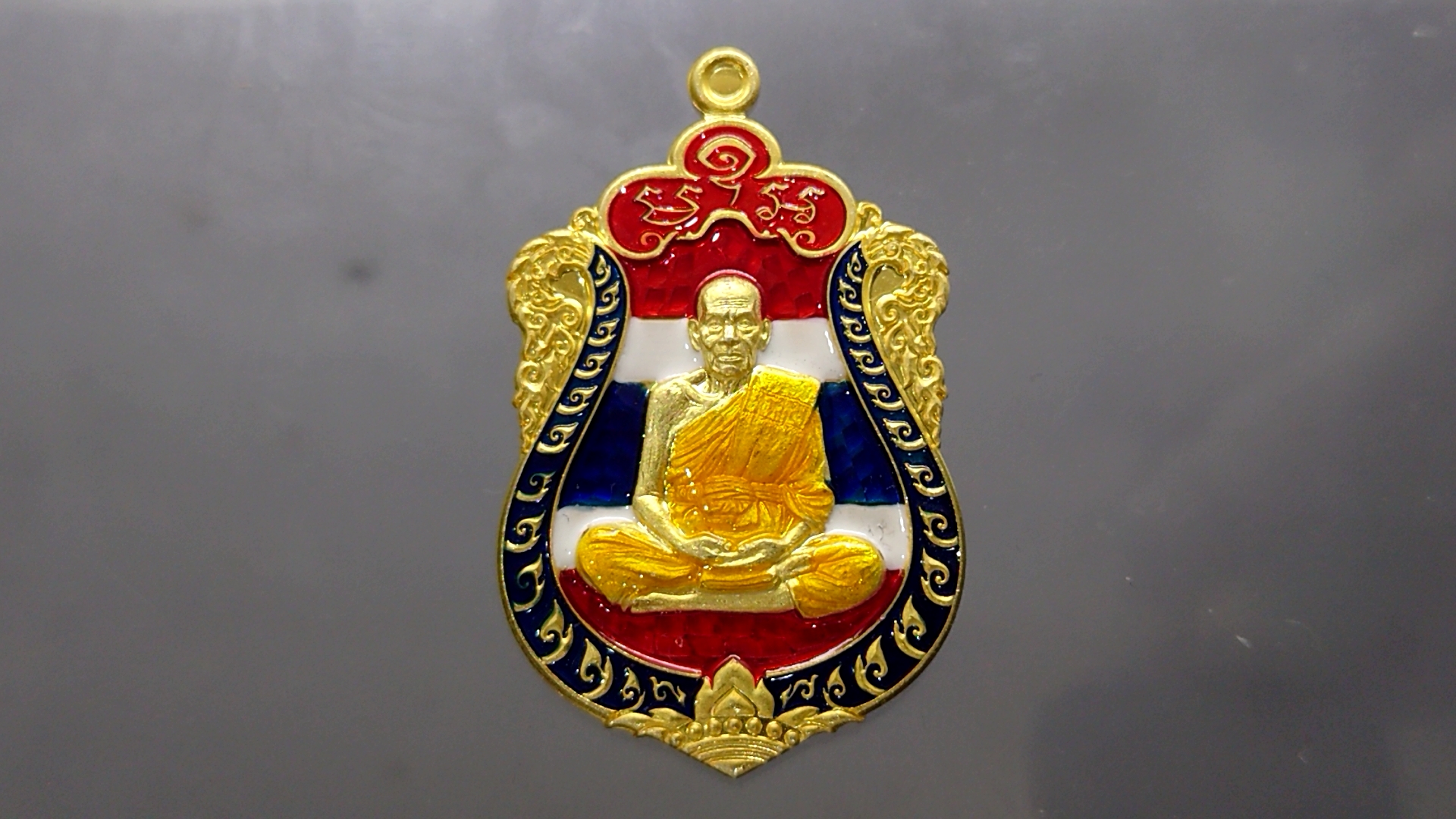 เหรียญบรมครูหนุนดวง เนื้อทองแดงพรายทอง ลงยาธงชาติ ขอบน้ำเงิน ซุ้มแดง หลวงพ่อพัฒน์ วัดห้วยด้วน โคท 785