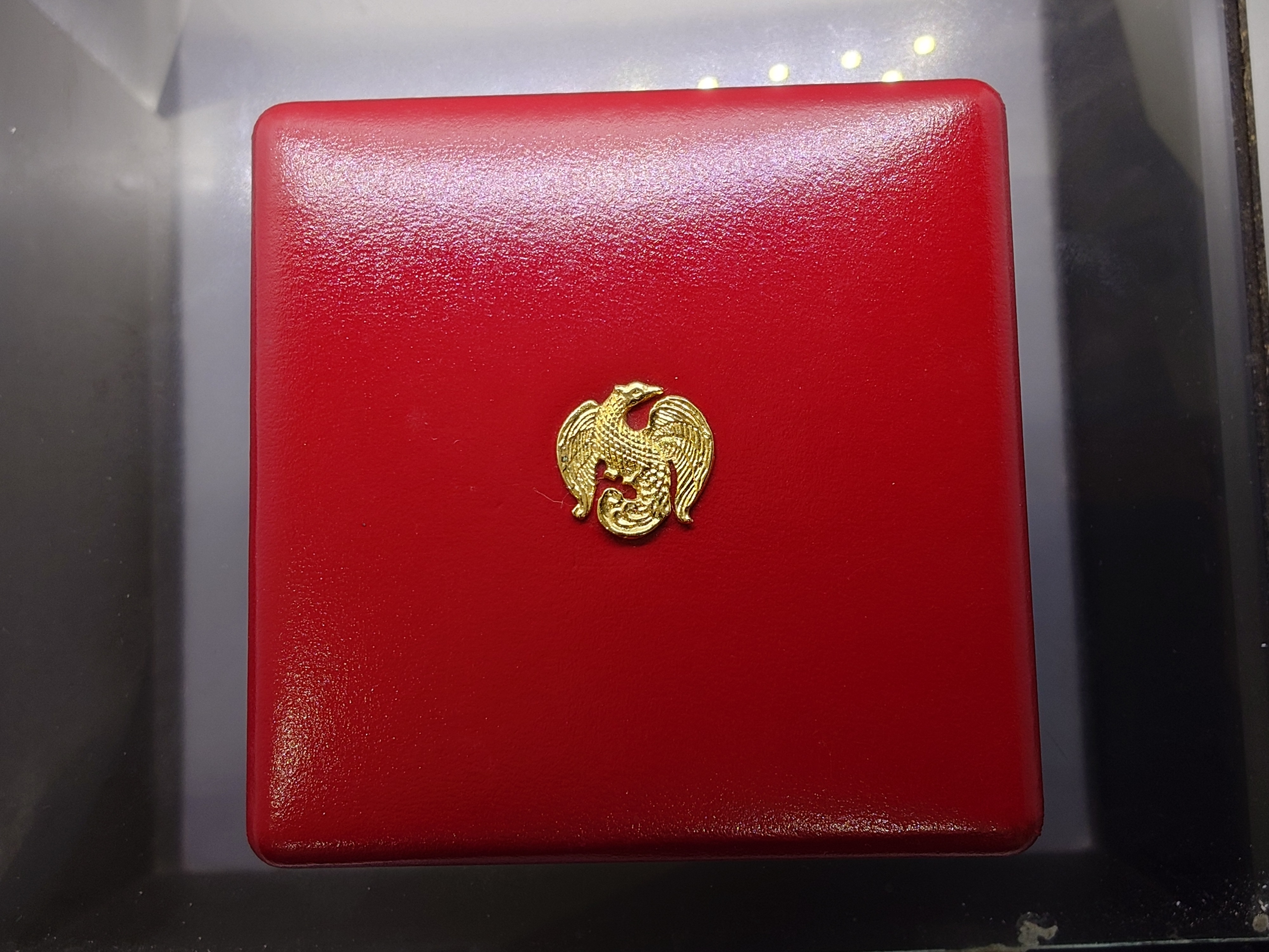 เหรียญที่ระลึกพระบรมราชาภิเษก ครบ 50 ปี เนื้อทองแดงรมดำ ขนาด 7 เซน ปี 2543 พร้อมกล่องเดิม