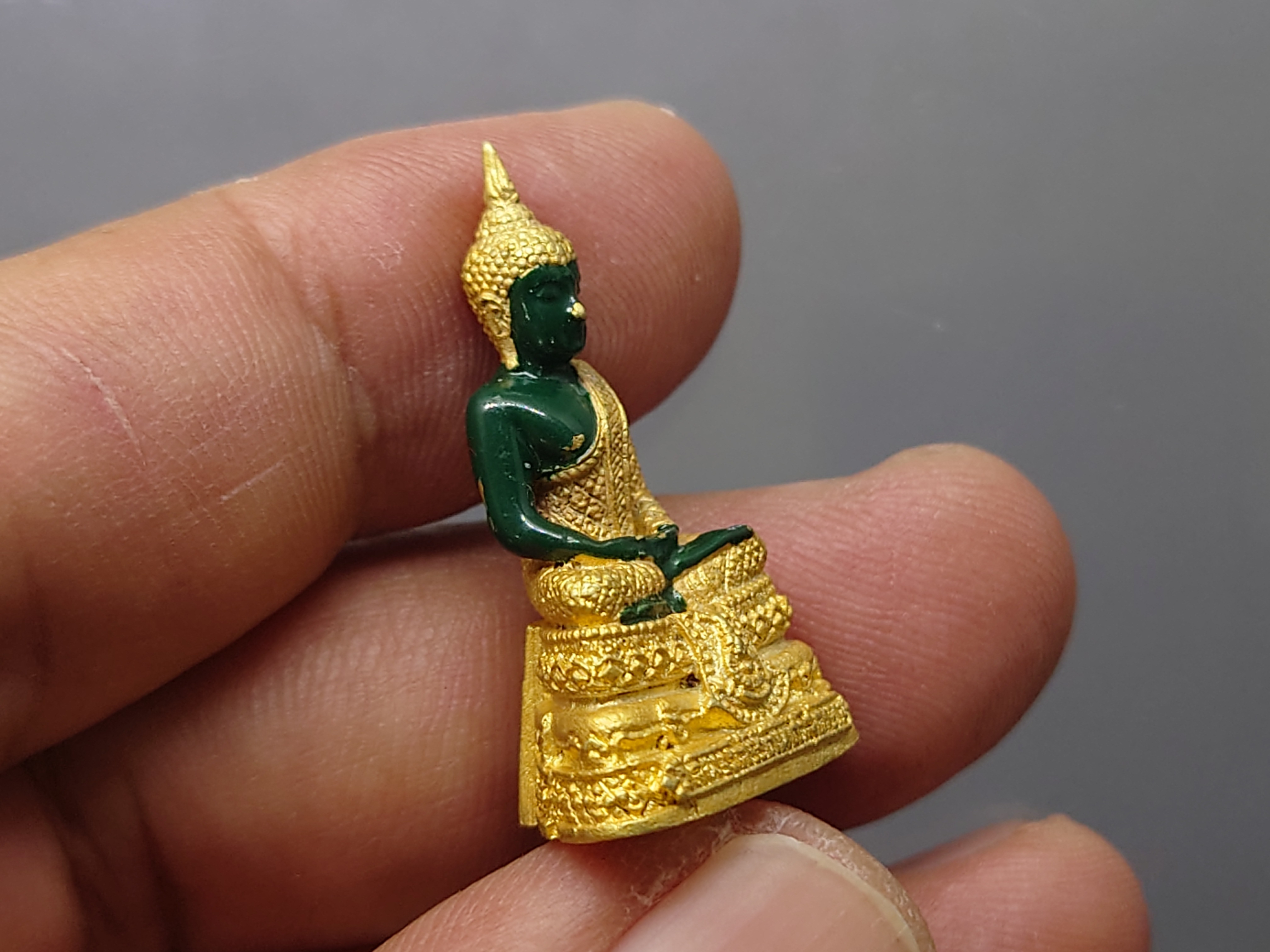 พระแก้วมรกต ทรงเครื่องฤดูฝน เนื้อโลหะเคลือบสีเขียว เครื่องทรงชุบทอง ขนาดสูง 3 เซน สำนักพระราชวัง สร้าง พุทธาภิเษก ณ วัดพระศรีรัตนศาสดาราม พ.ศ.2547