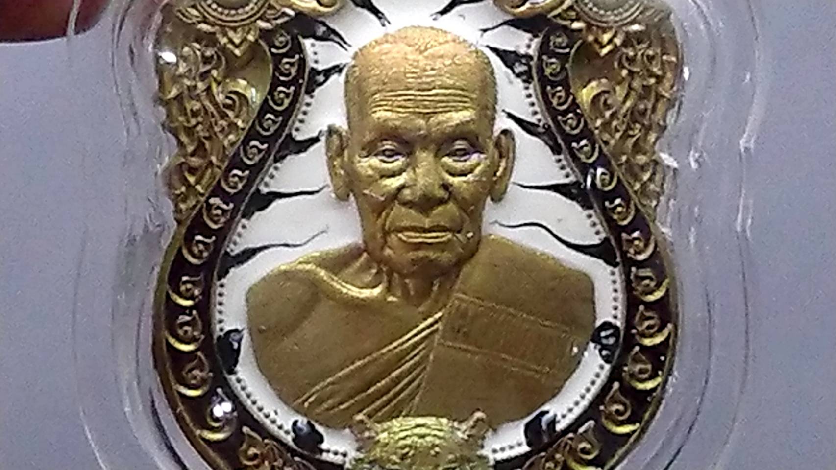 เหรียญเสมาเสือคาบดาบ รุ่น2 เนื้อชนวน ลงยาเสือขาว ซุ้มดำขอบดำ หลวงพ่อพัฒน์ วัดห้วยด้วน โคท 60