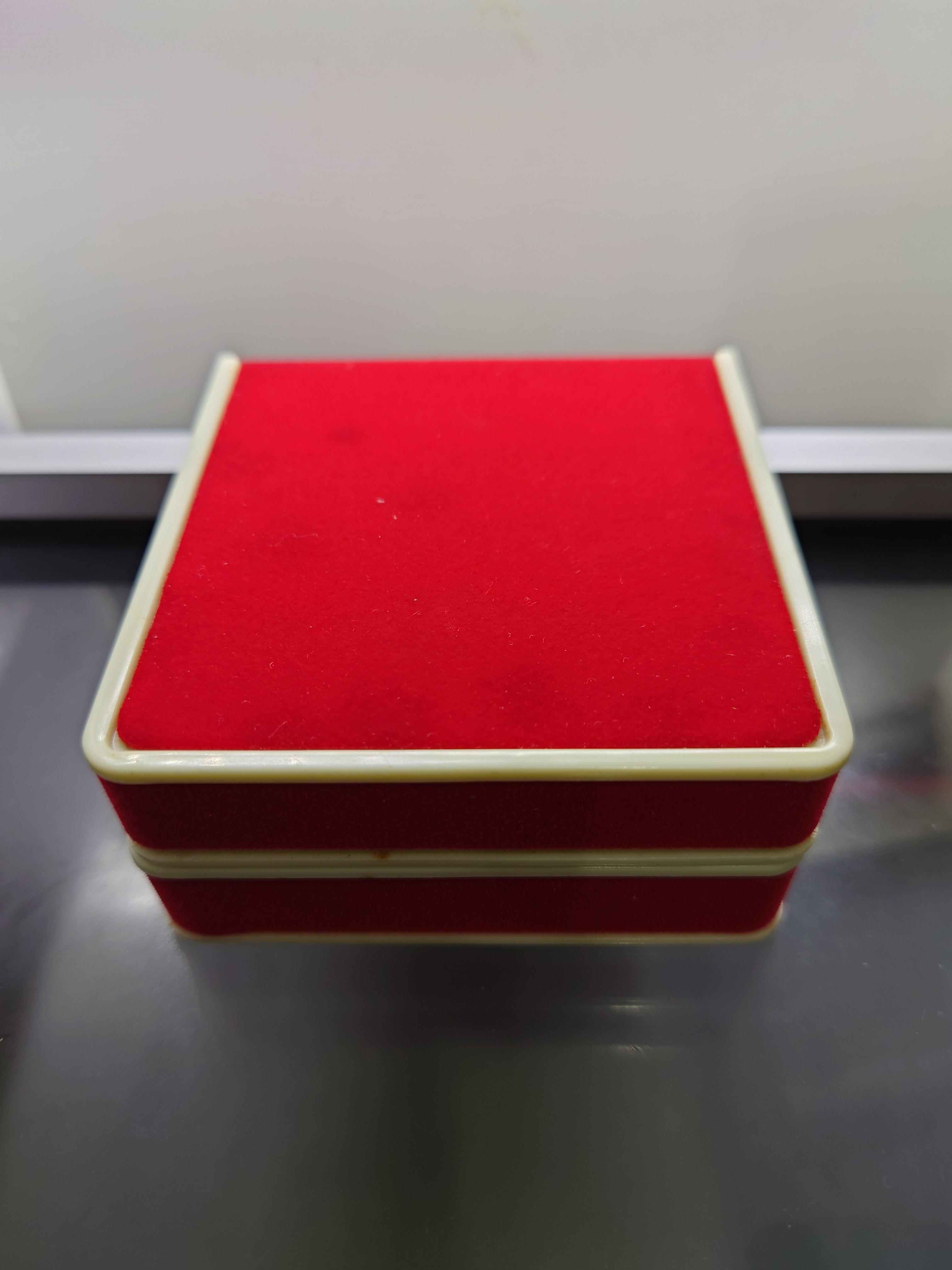 พระกริ่งญาณรังสี รุ่นมหาบารมี 79 รุ่นแรก(ไม่อุดกริ่ง) สมเด็จพระญาณสังวร วัดบวร เนื้อชนวน หล่อโบราณ ผสมชนวนพระกริ่งเก่า มีคราบเบ้า ตอกโค้ด สูง 3.8 ซม ปี 2535 กล่องเดิม