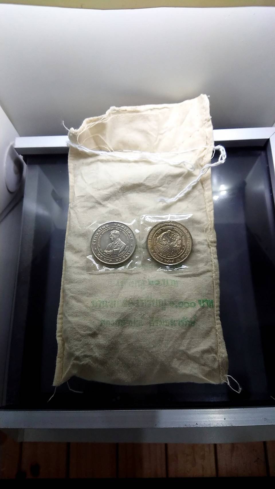 เหรียญยกถุง(50 เหรียญ)เหรียญ 20 บาท นิเกิล ที่ระลึกเฉลิมพระเกียรติการพัฒนาอย่างยั้งยืนฯ(เหรียญแอกริโคล่า) ปี2538 ไม่ผ่านใช้