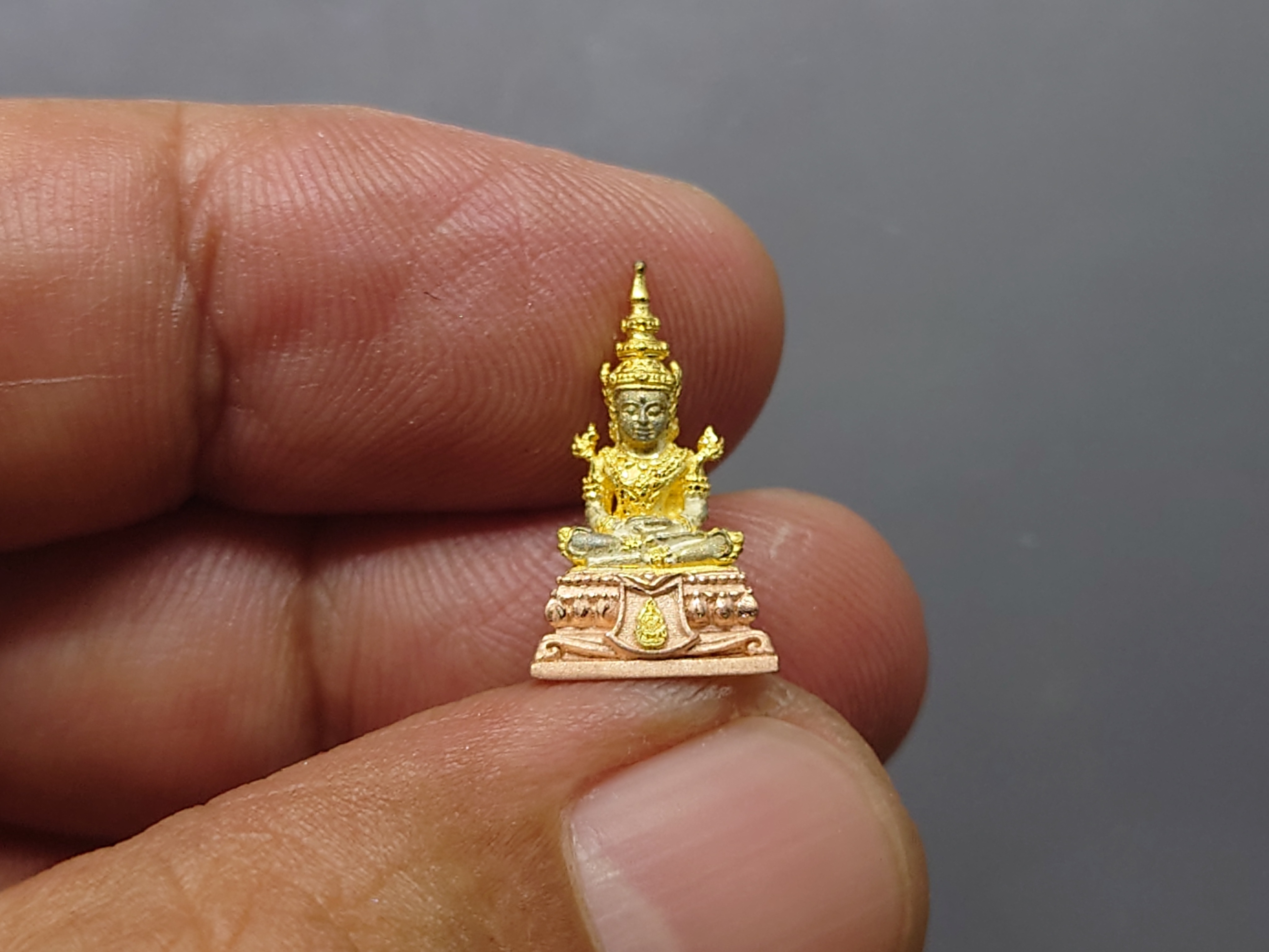 พระแก้วมรกต กรมสรรพสามิต เนื้อเงินสามกษัตริย์ ขนาดสูง 1.7 เซน กรมสรรพสามิต สร้าง ในพระบรมราชานุญาต ปี2550 ตลับเดิม หายาก